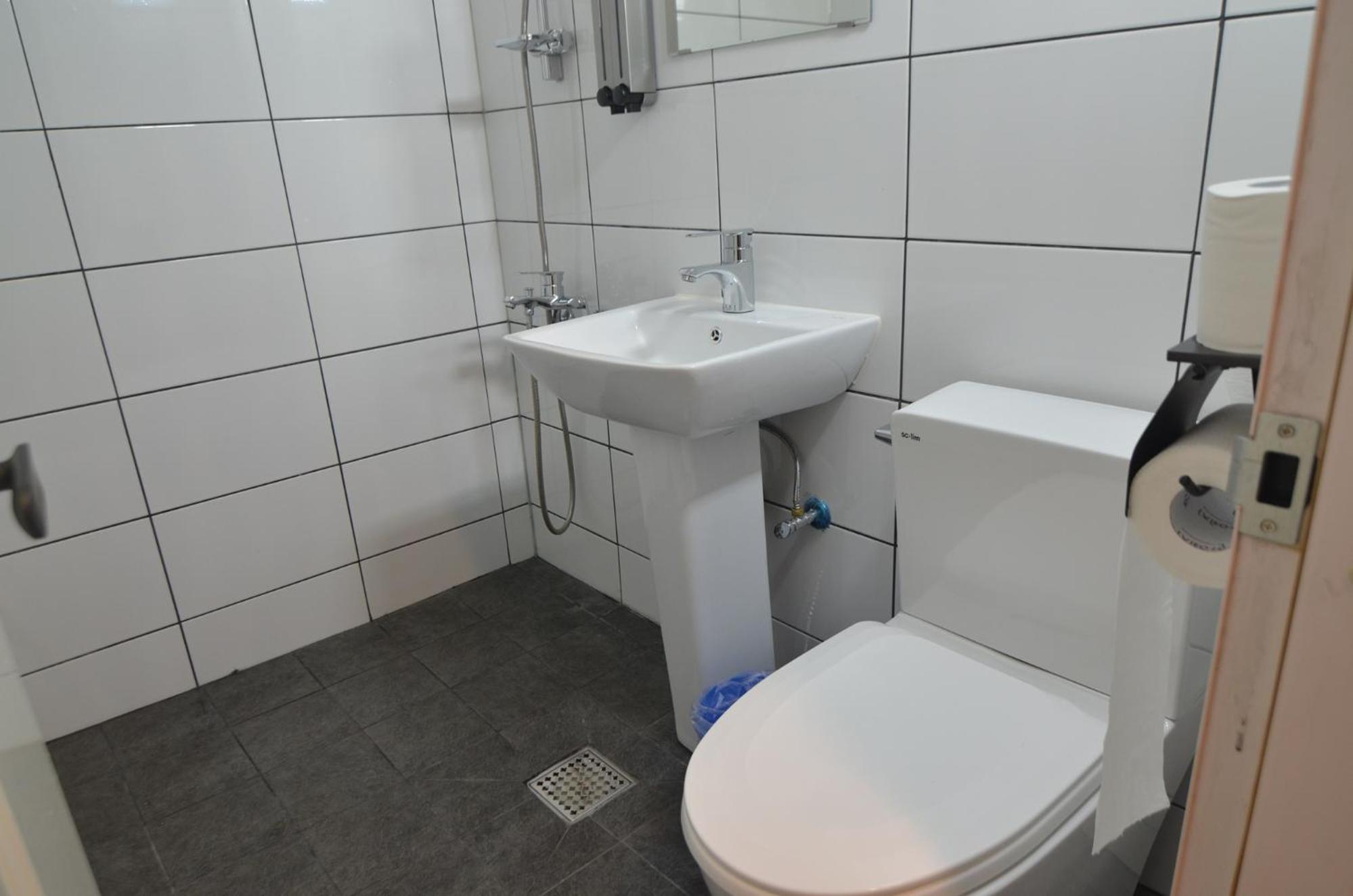 Double Room with Private Bathroom - Photo 4