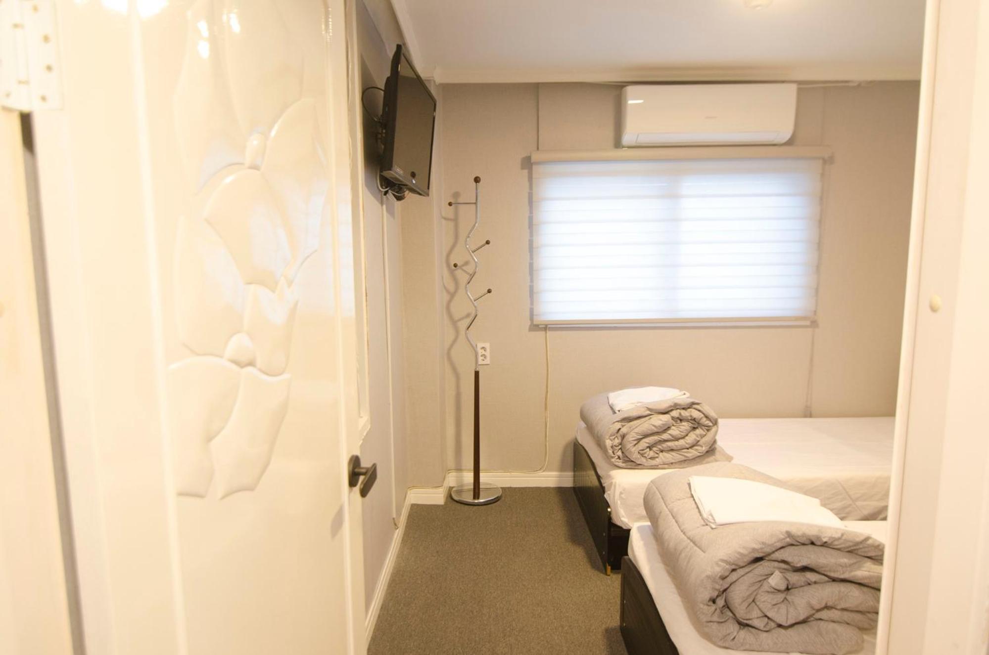 Twin Room with Private Bathroom - Photo 5