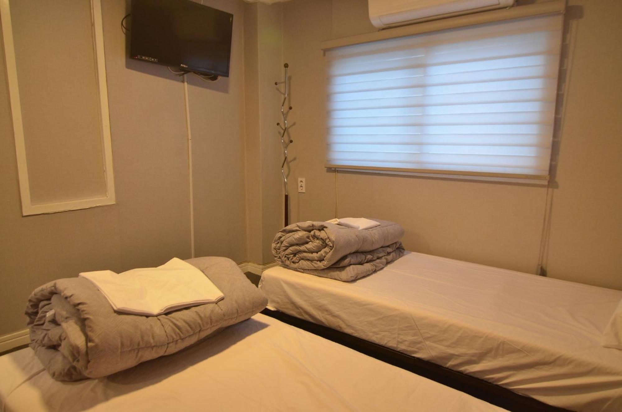 Twin Room with Private Bathroom - Photo 4