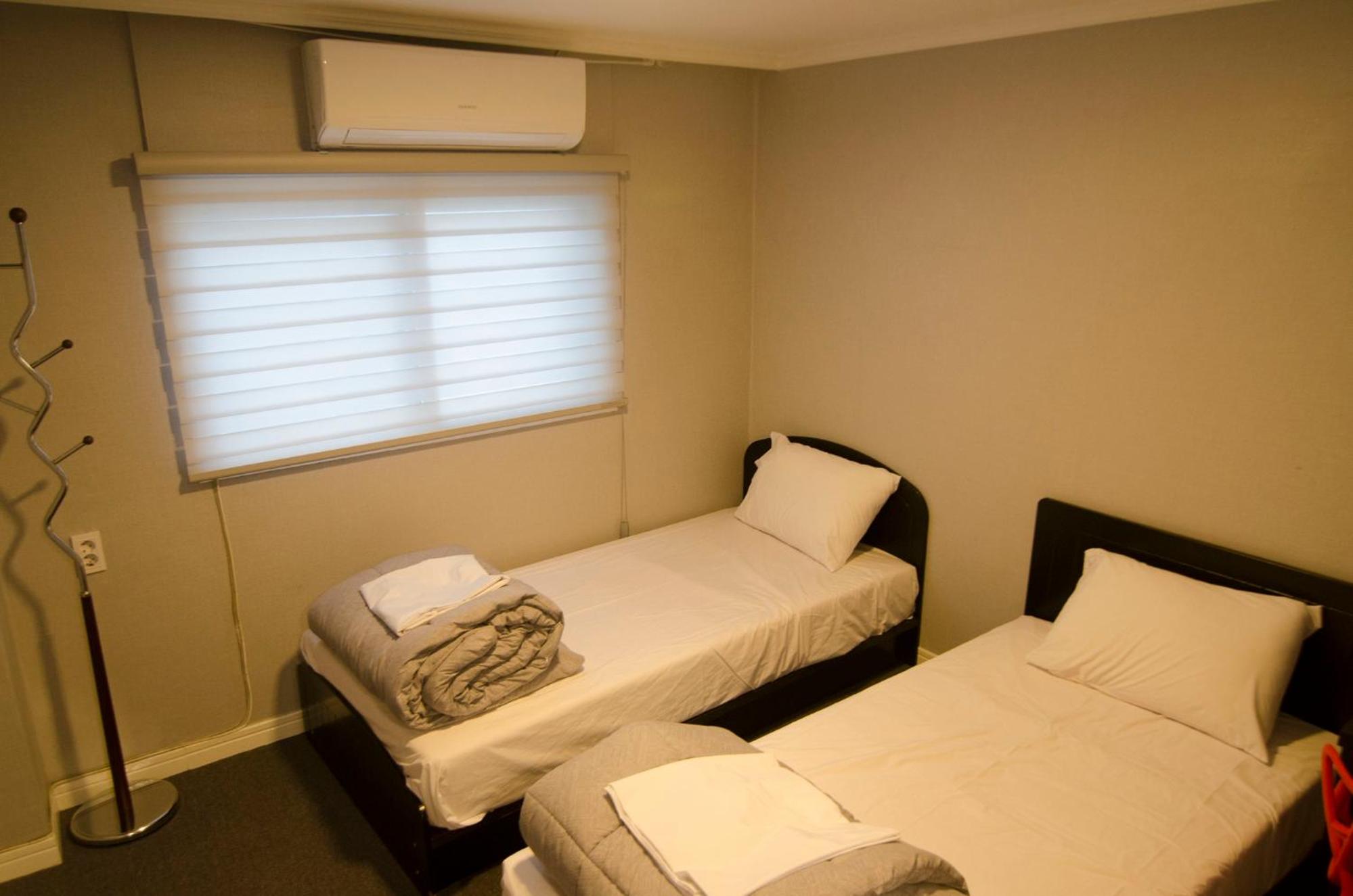 Twin Room with Private Bathroom - Photo 3