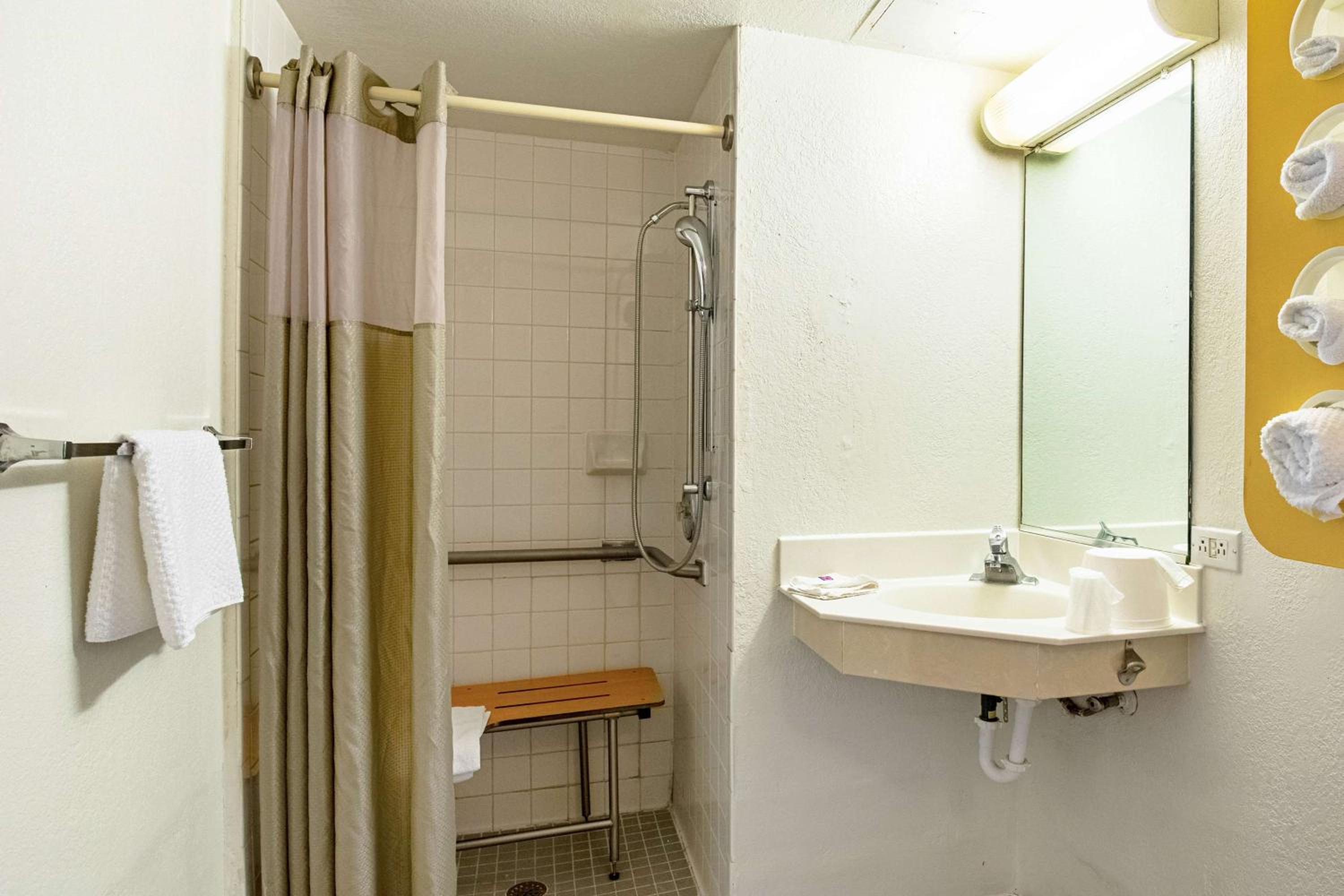 Quadruple Room - Non-Smoking photo 2