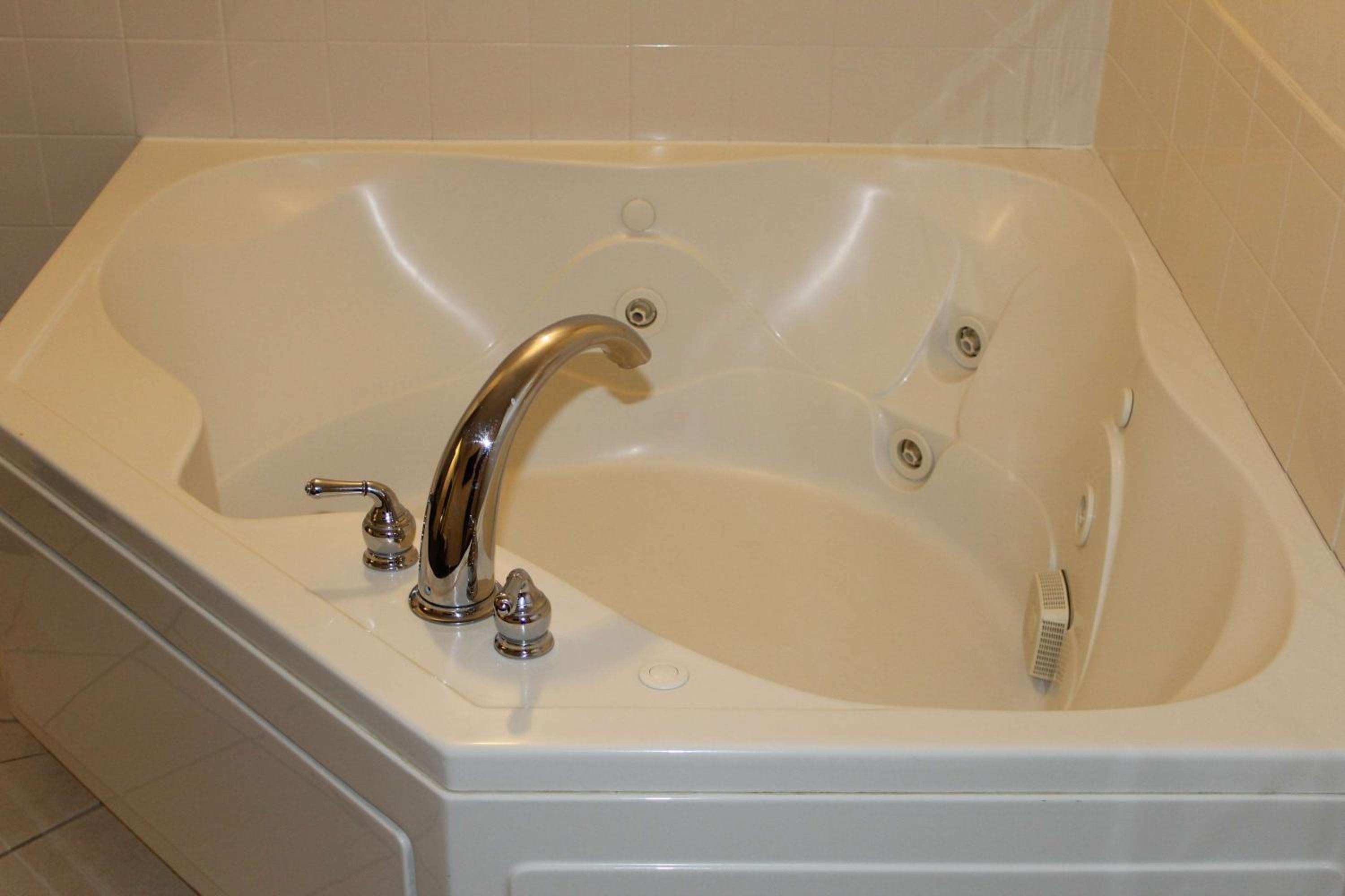 King Suite with Spa Bath photo 3