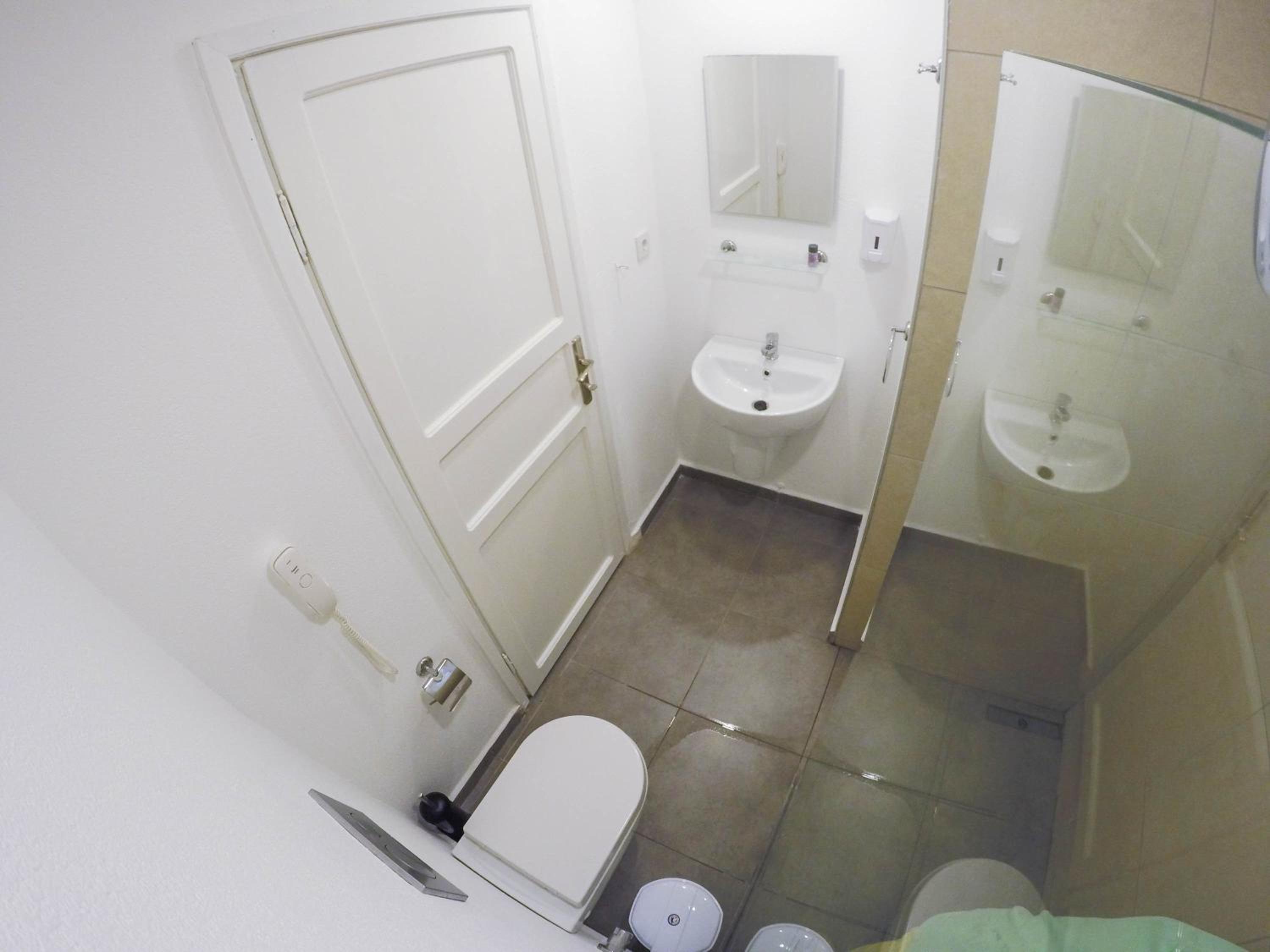 Standard Double Room - Photo 13