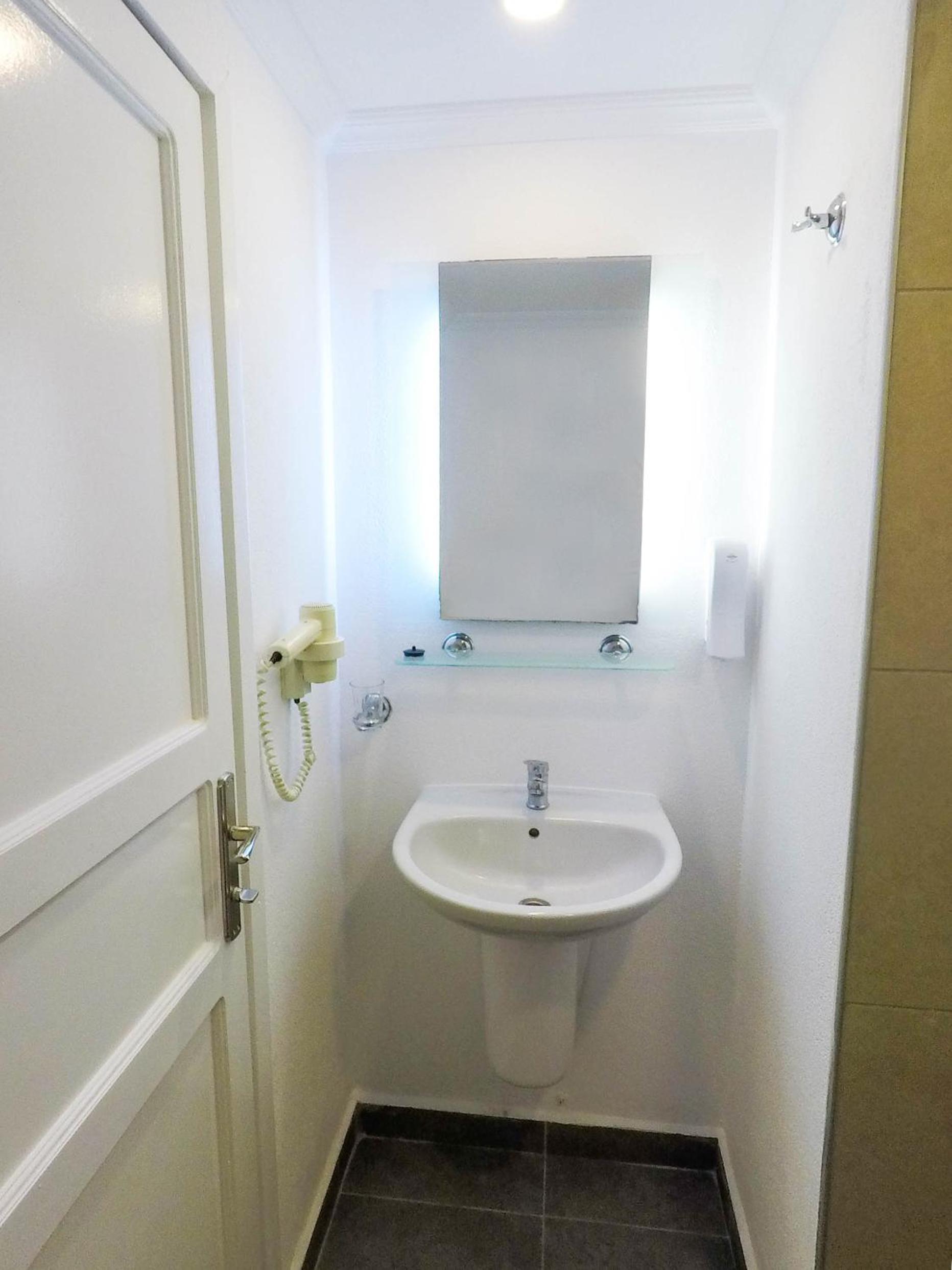 Standard Double Room - Photo 10