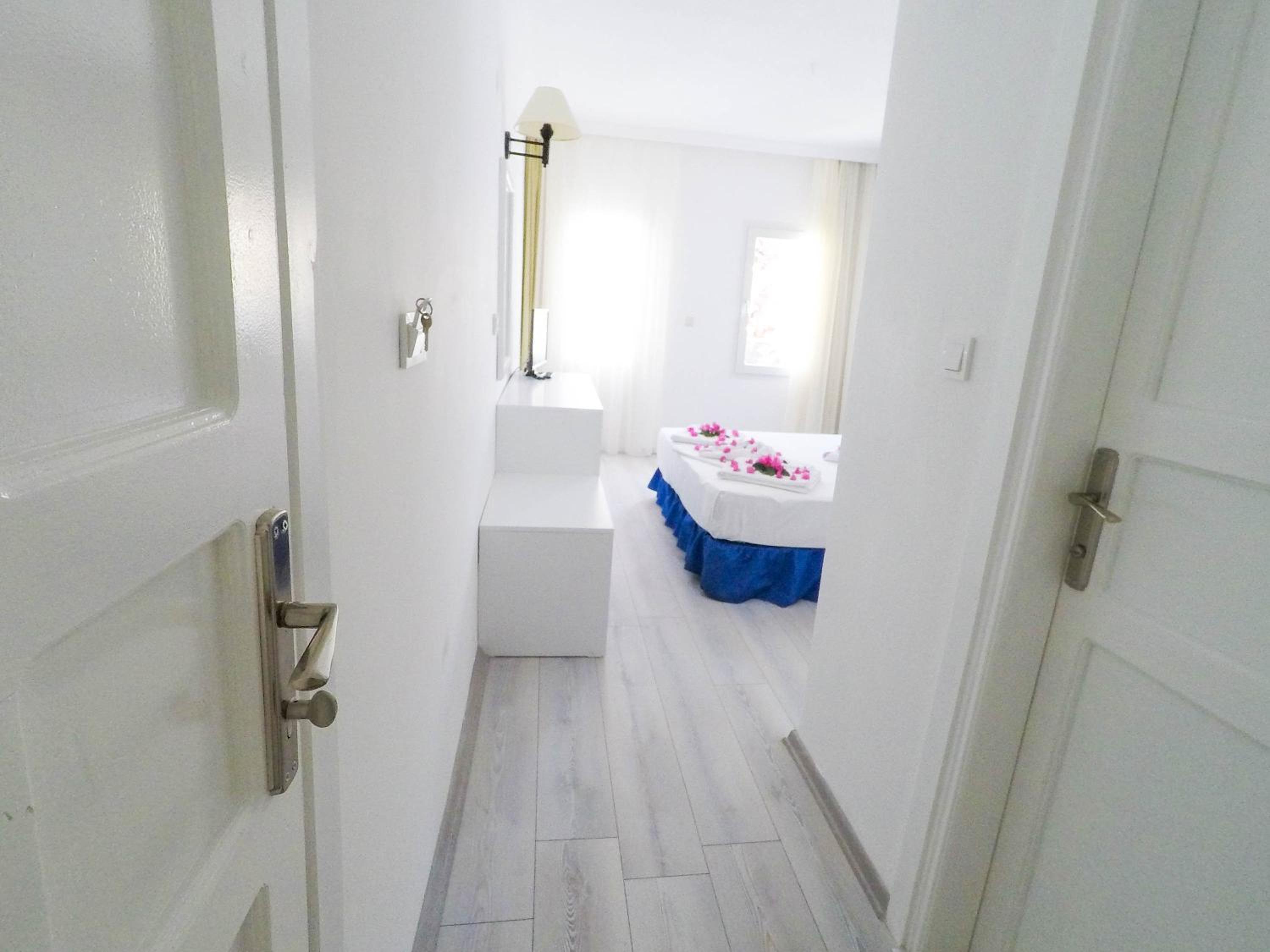Standard Double Room - Photo 12
