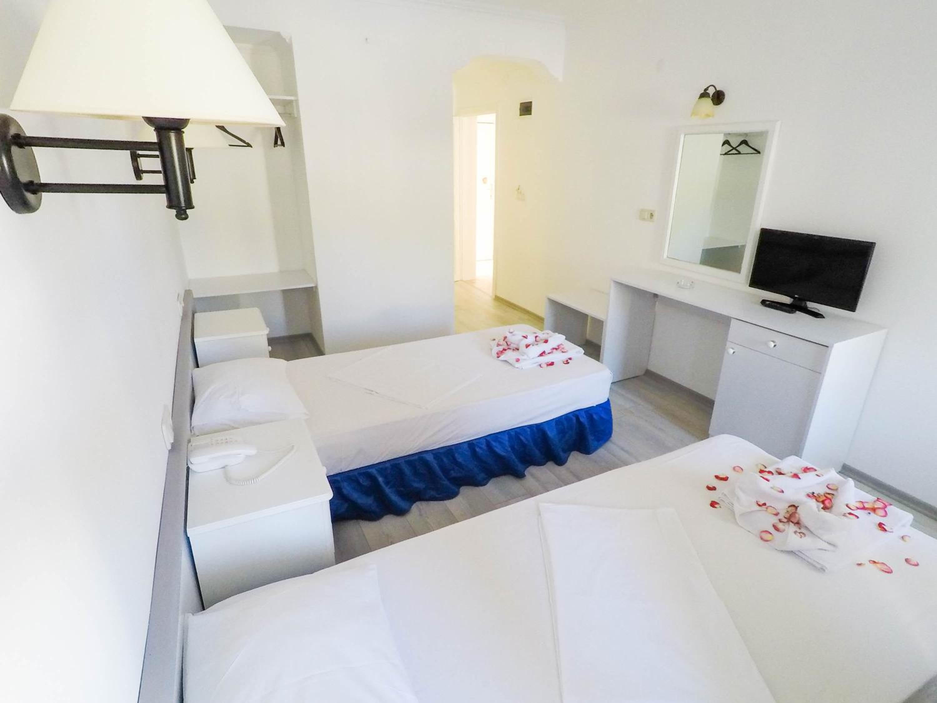 Standard Double Room - Photo 8