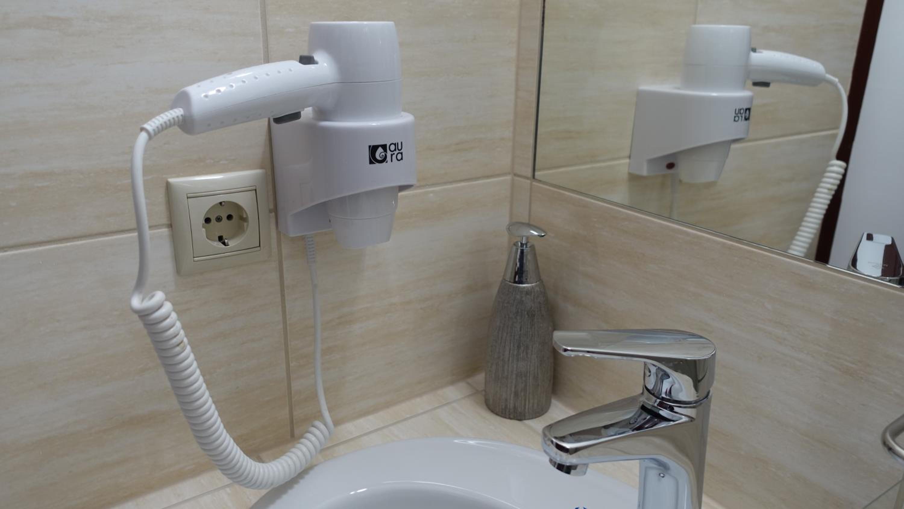 Double or Twin Room with Bathroom - Photo 11