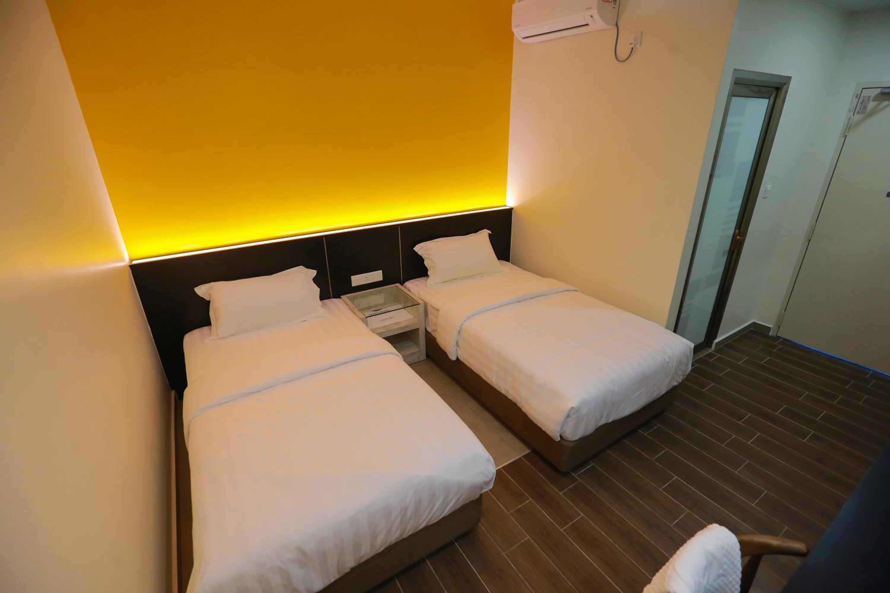 Standard Twin Room - Photo 4