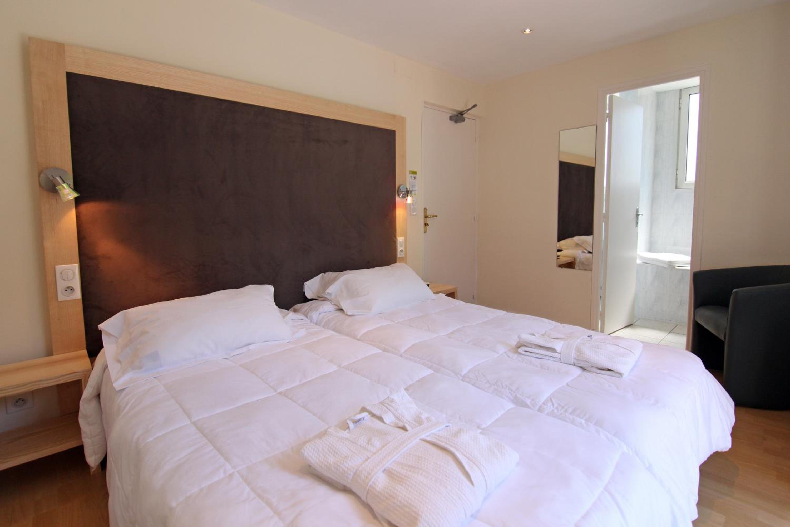 Deluxe Double or Twin Room - Photo 5