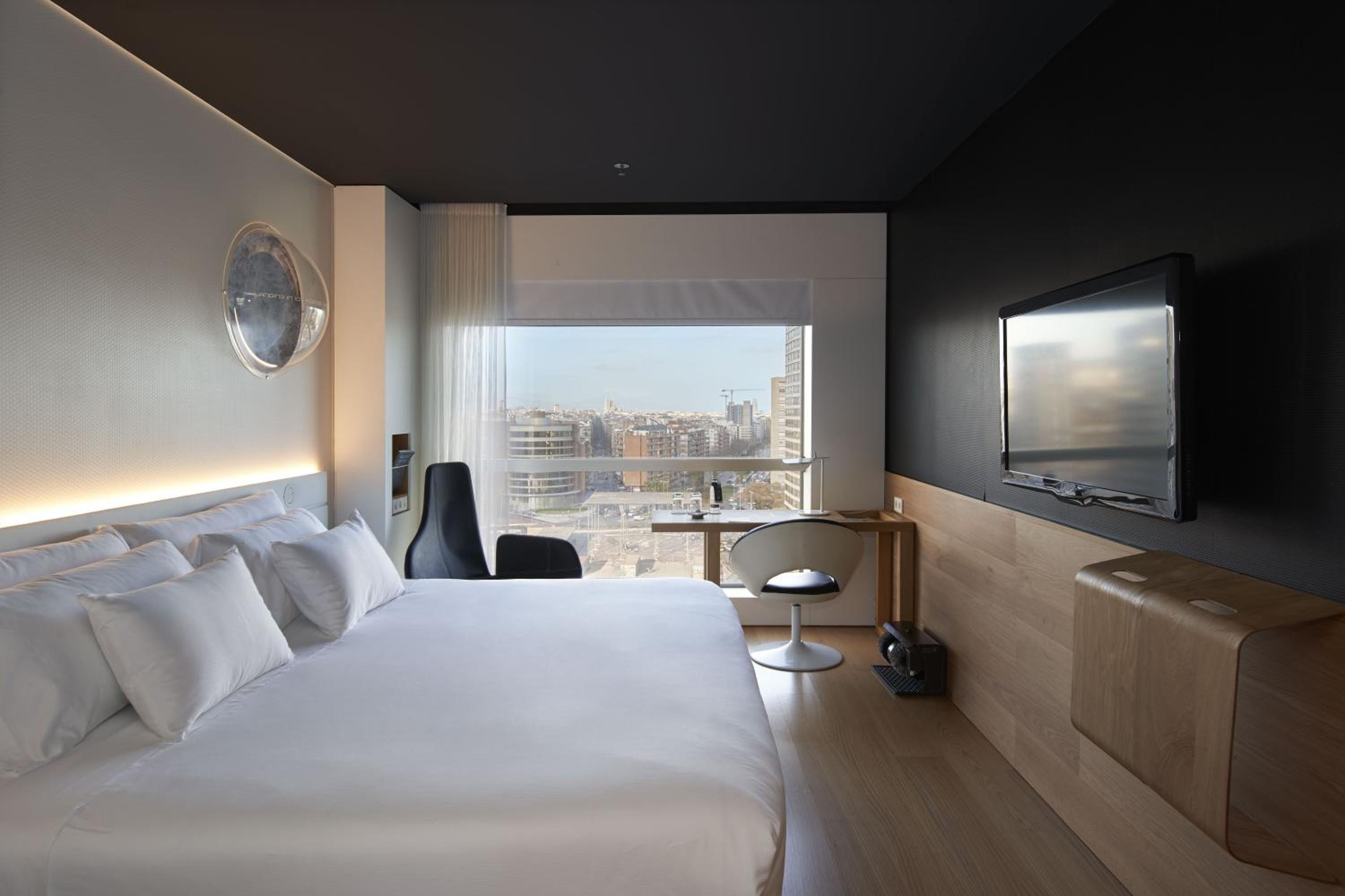 Deluxe Double Room with City View photo 2
