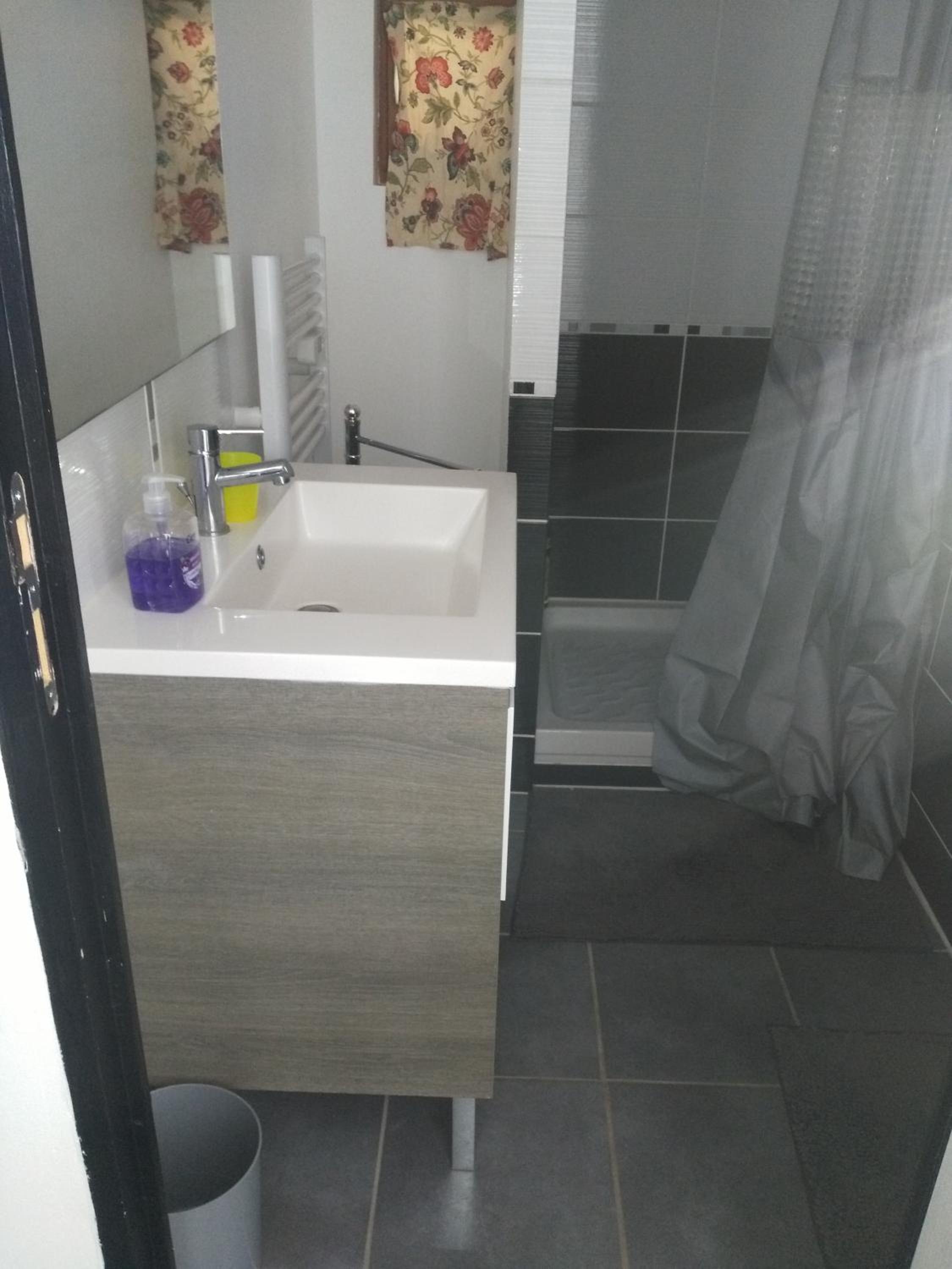Double Room with Private Bathroom - Photo 22