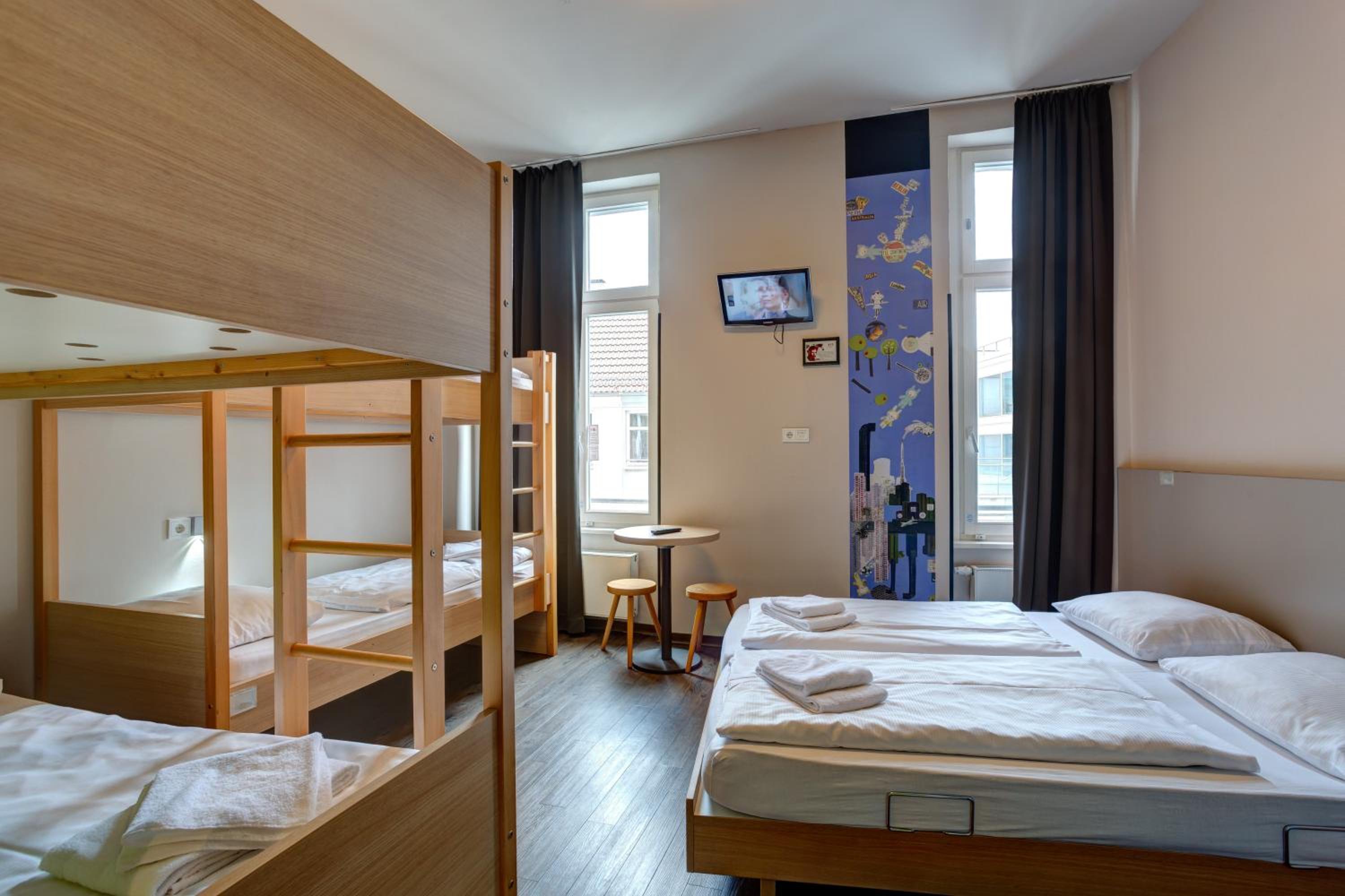 6-Bed Room photo 1