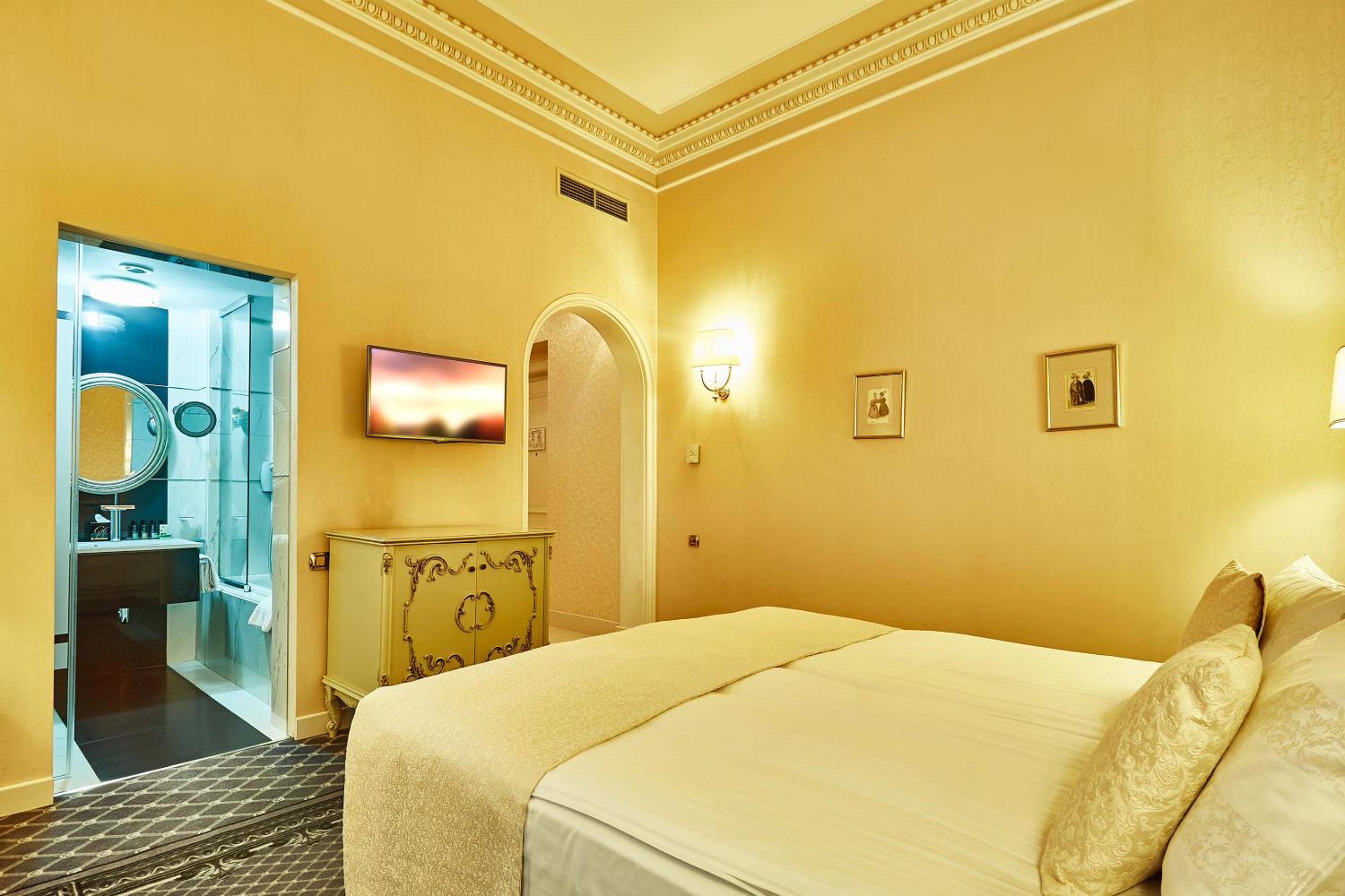 Standard Double Room - Photo 9