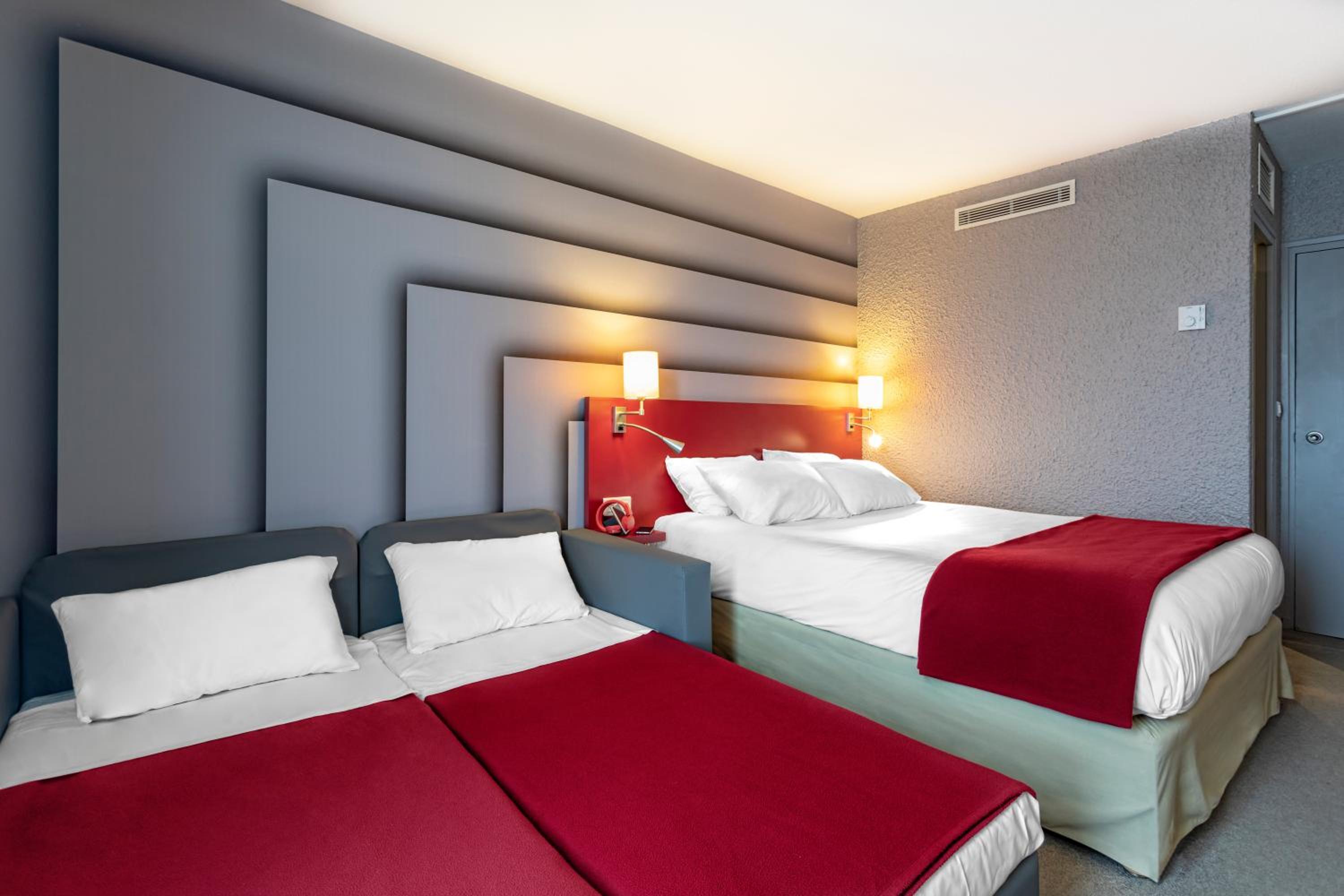 Standard Family Room with 1 double bed and 2 sofa beds - Photo 4