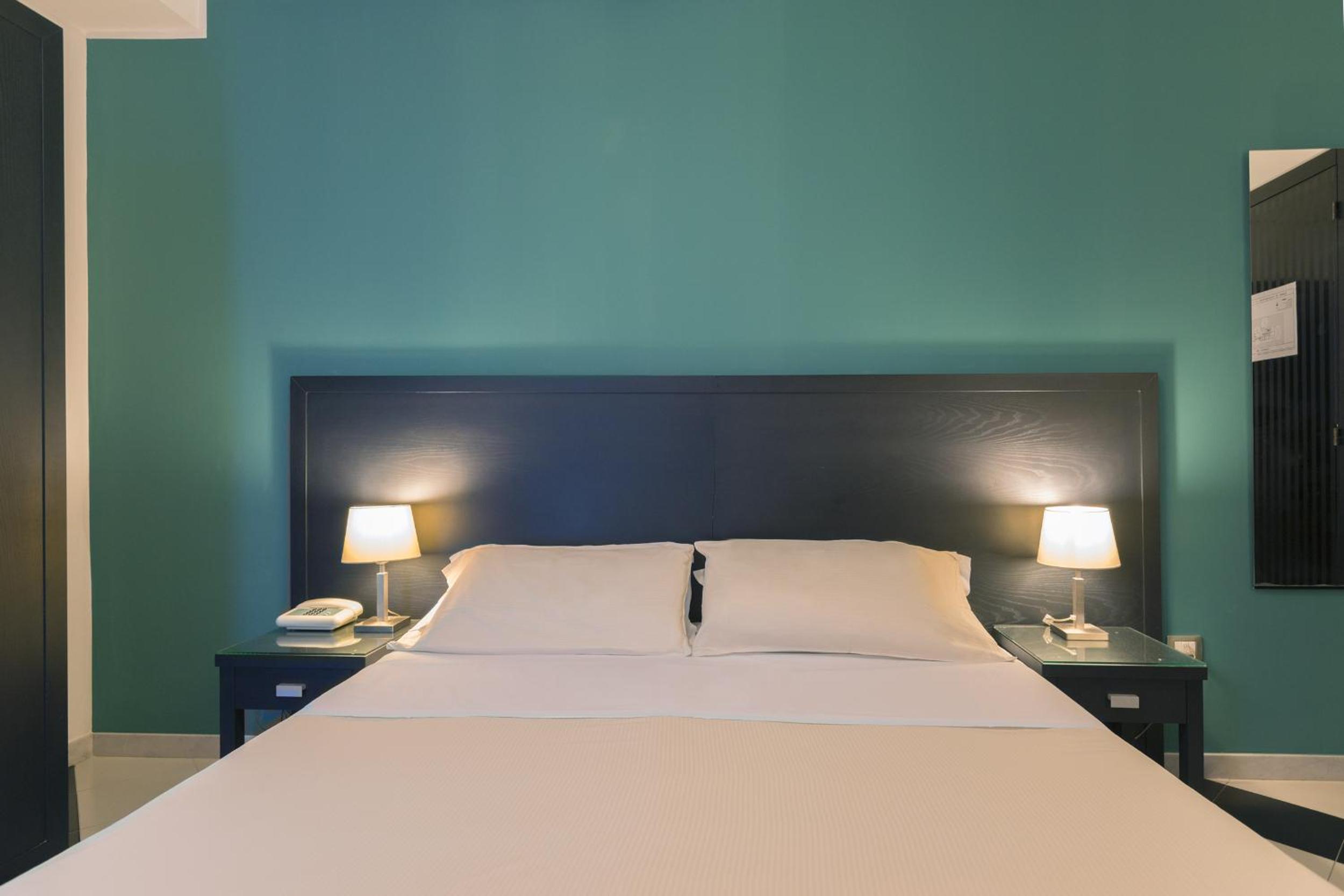Twin Room - Photo 3