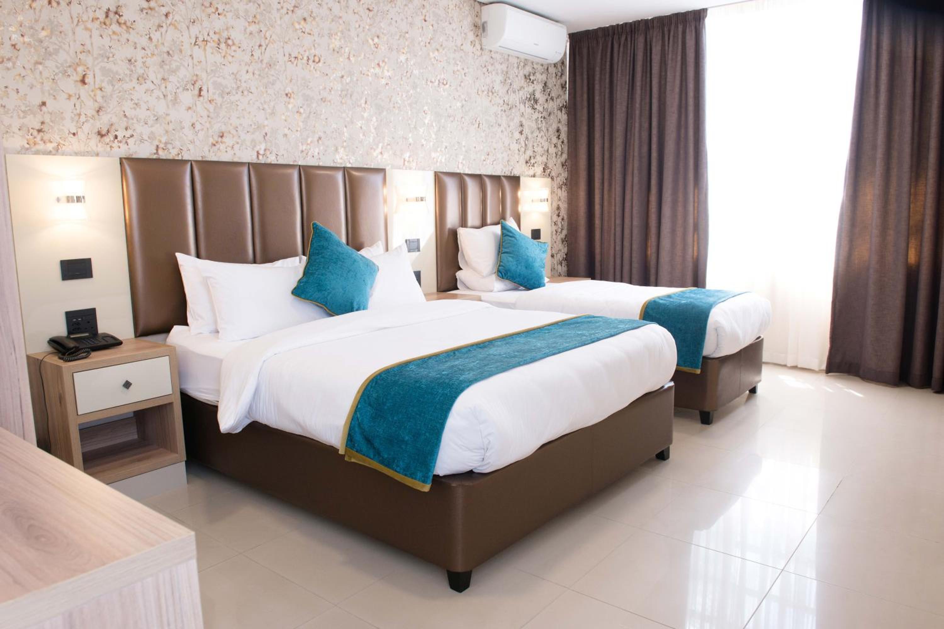 Deluxe Double Room (2 Adults + 1 Child) - Photo 4