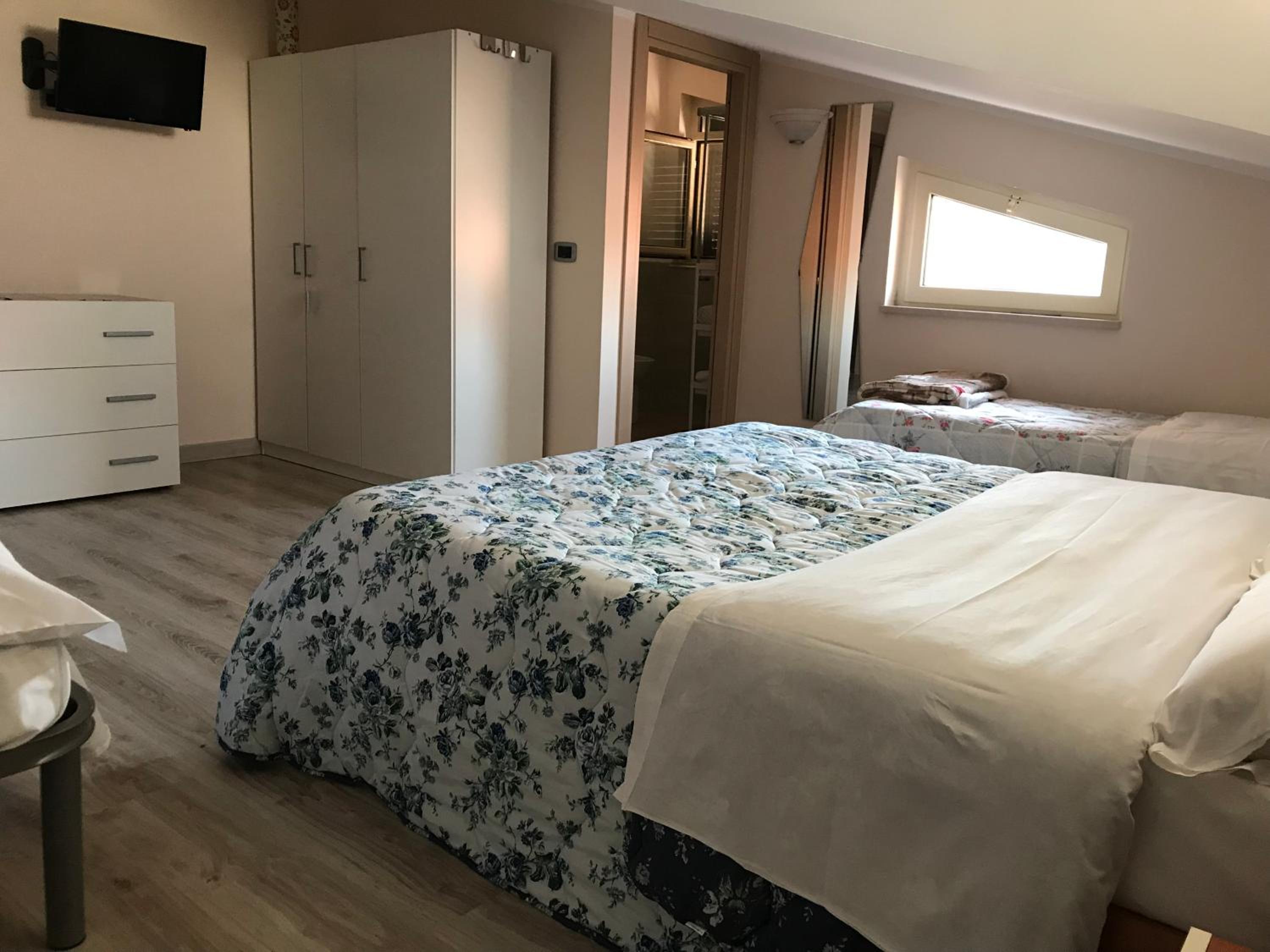 Classic Quadruple Room - Photo 5