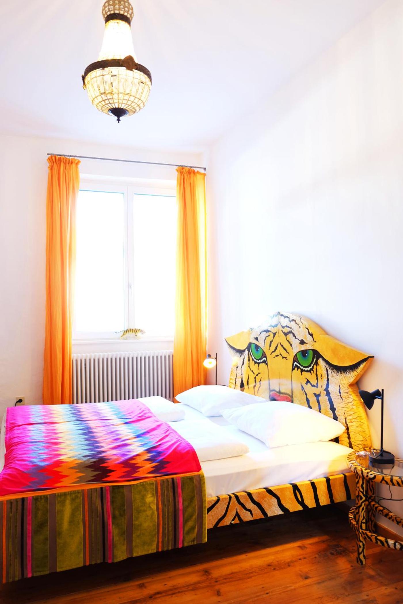Standard Theme Room  - Photo 1