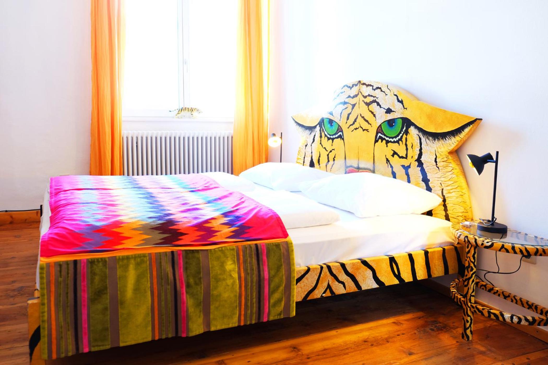 Standard Theme Room  - Photo 6
