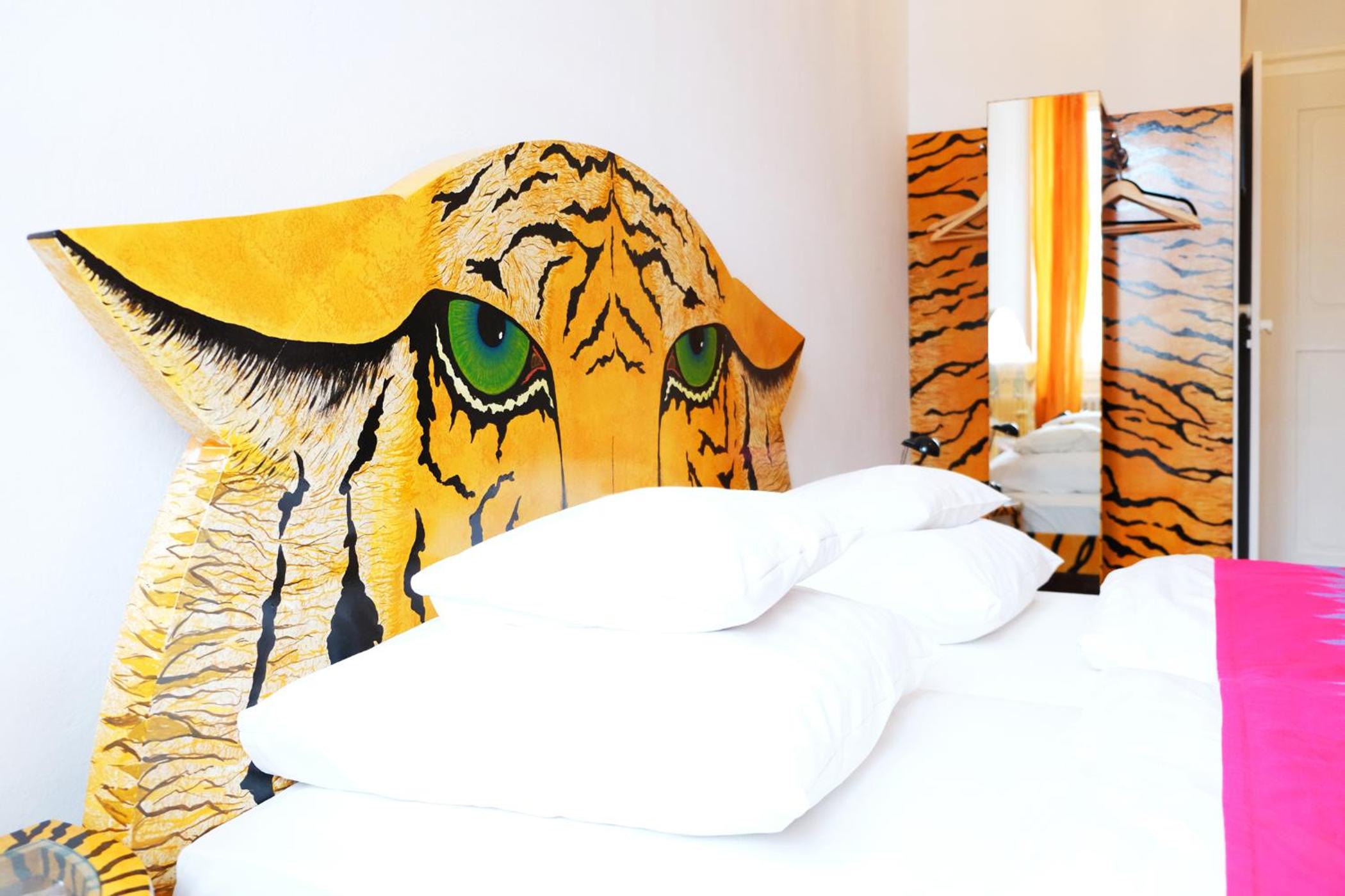 Standard Theme Room  - Photo 7