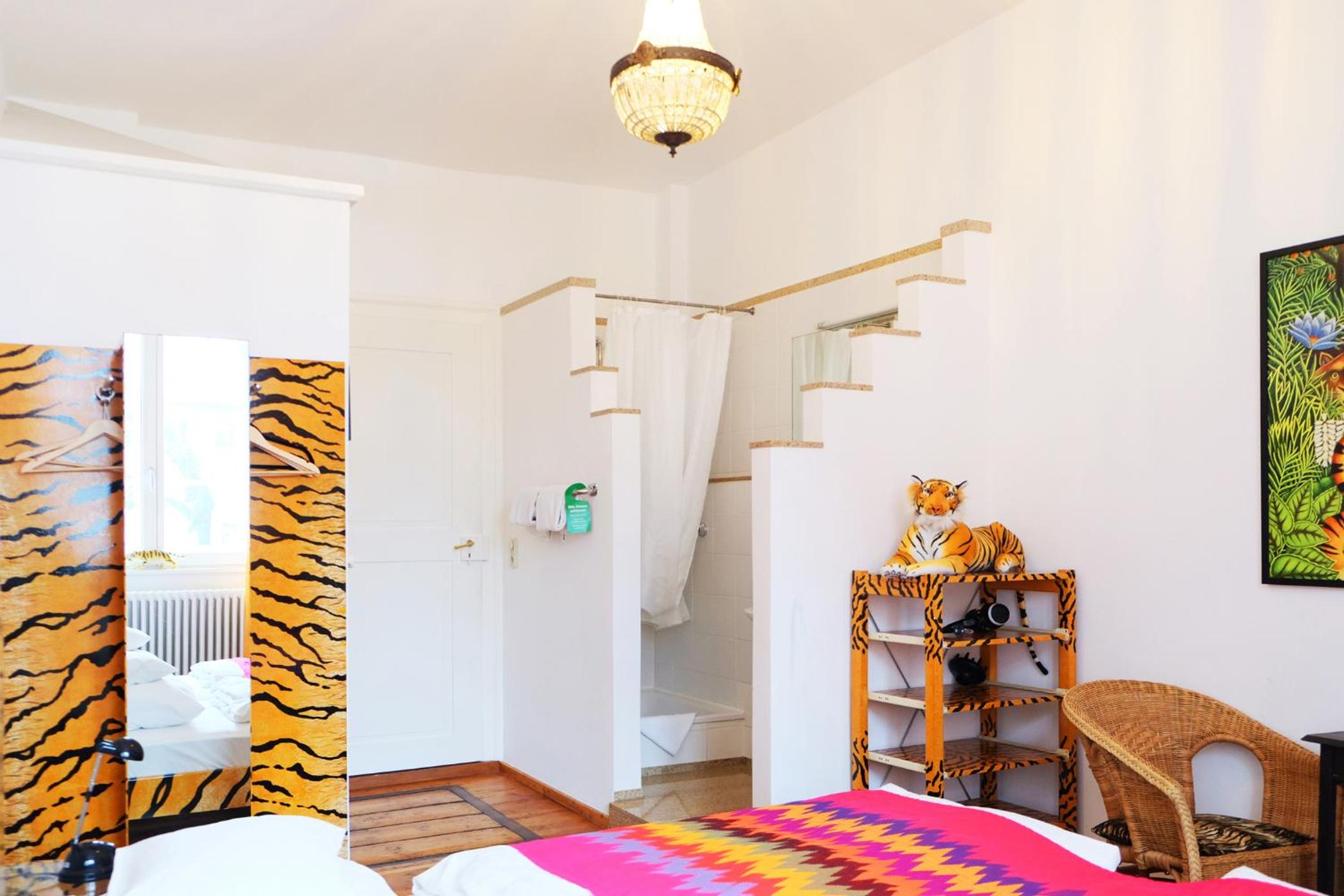 Standard Theme Room  - Photo 17