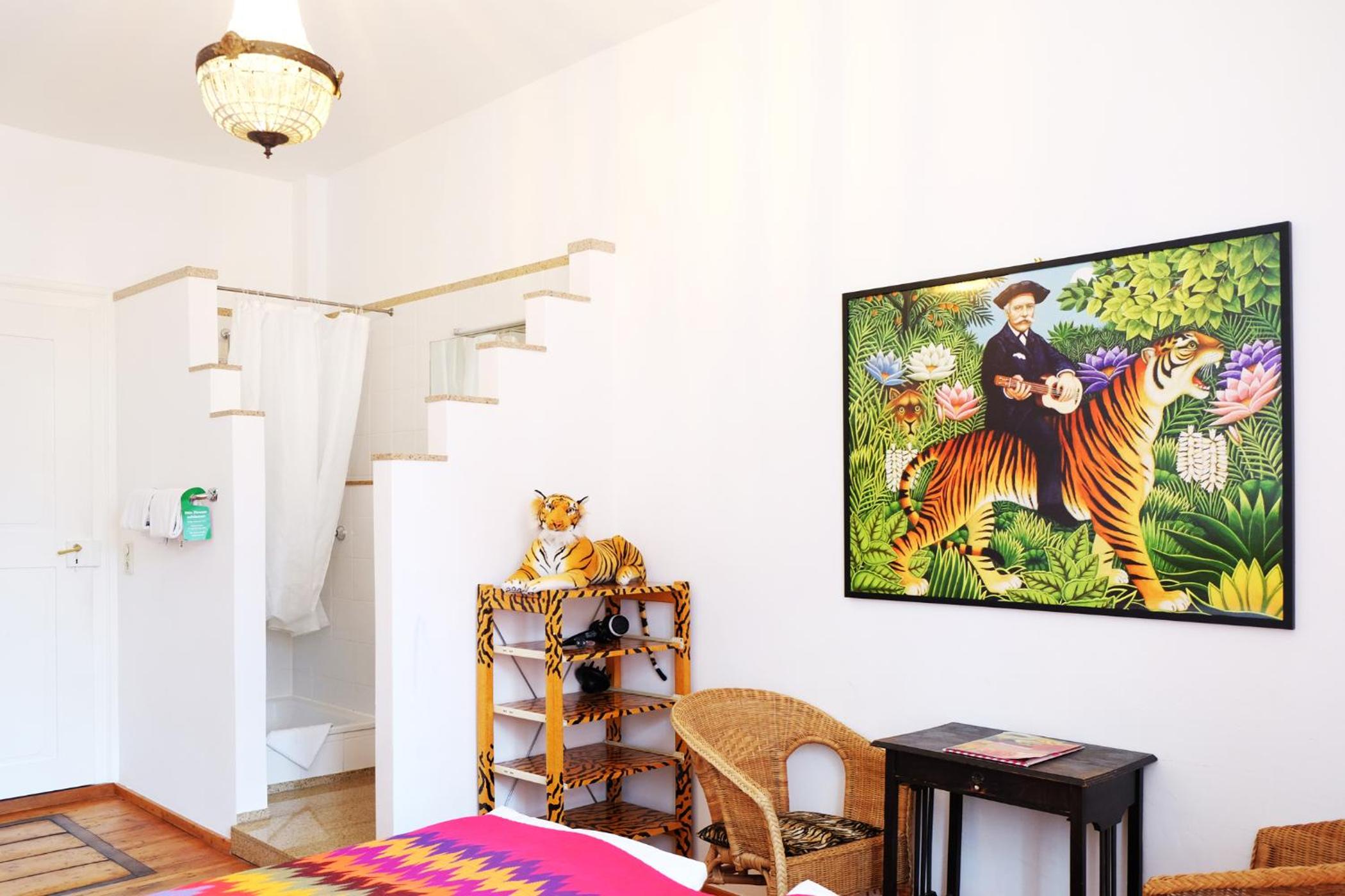 Standard Theme Room  - Photo 14