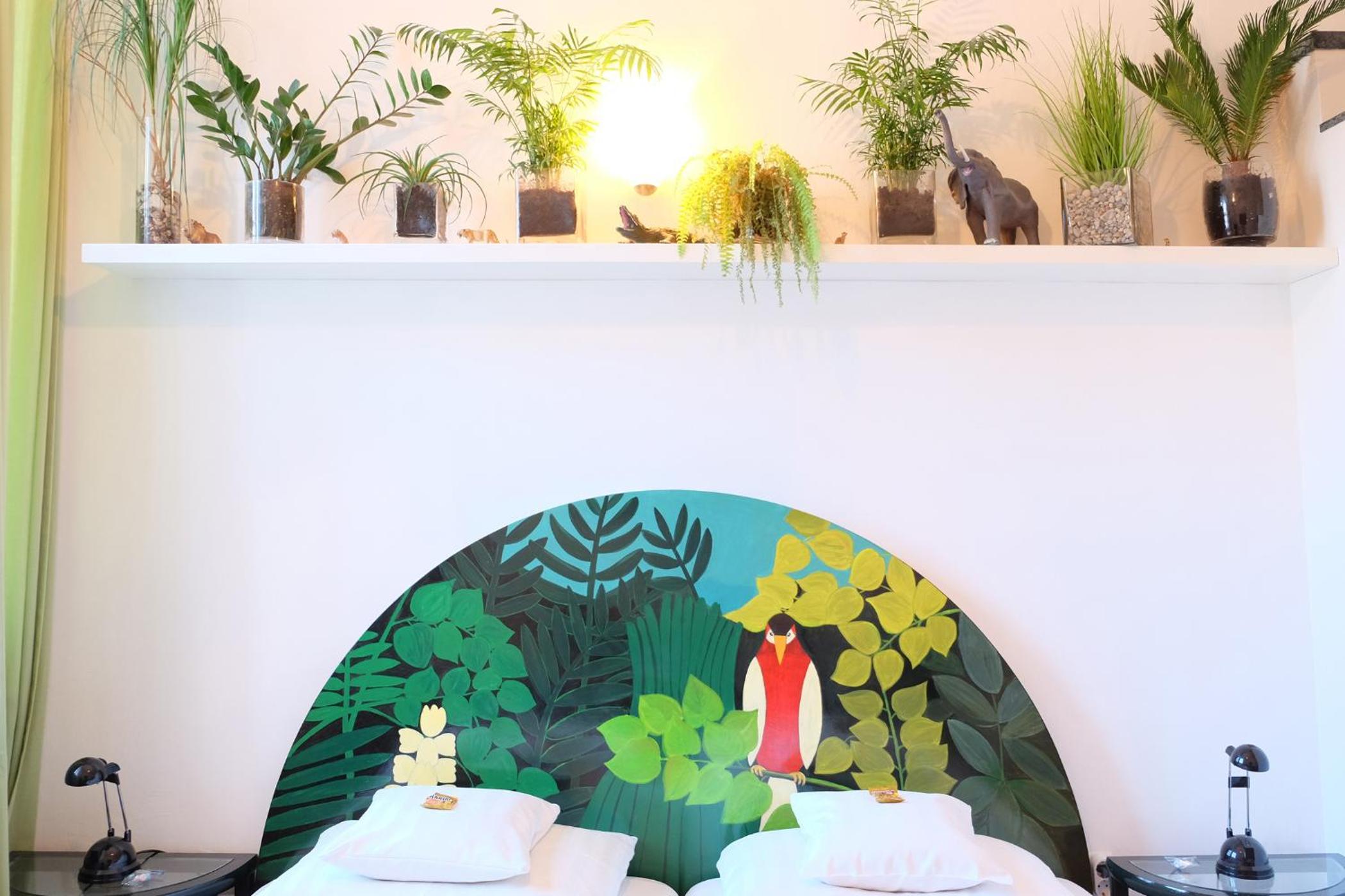 Standard Theme Room  - Photo 11