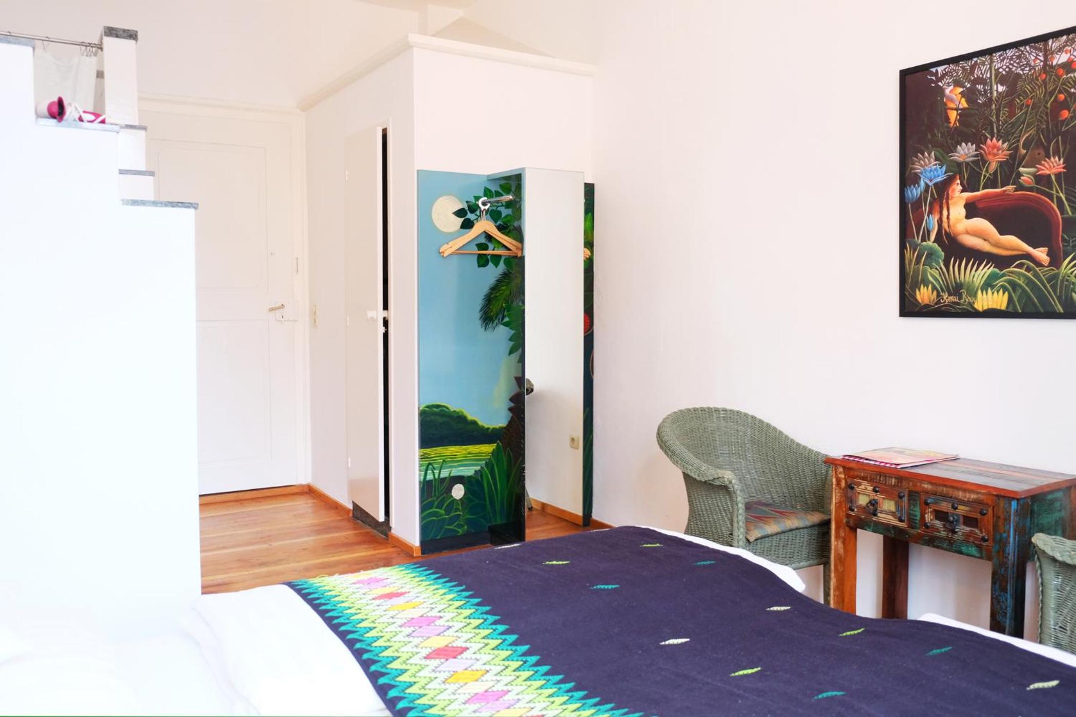 Standard Theme Room  - Photo 16