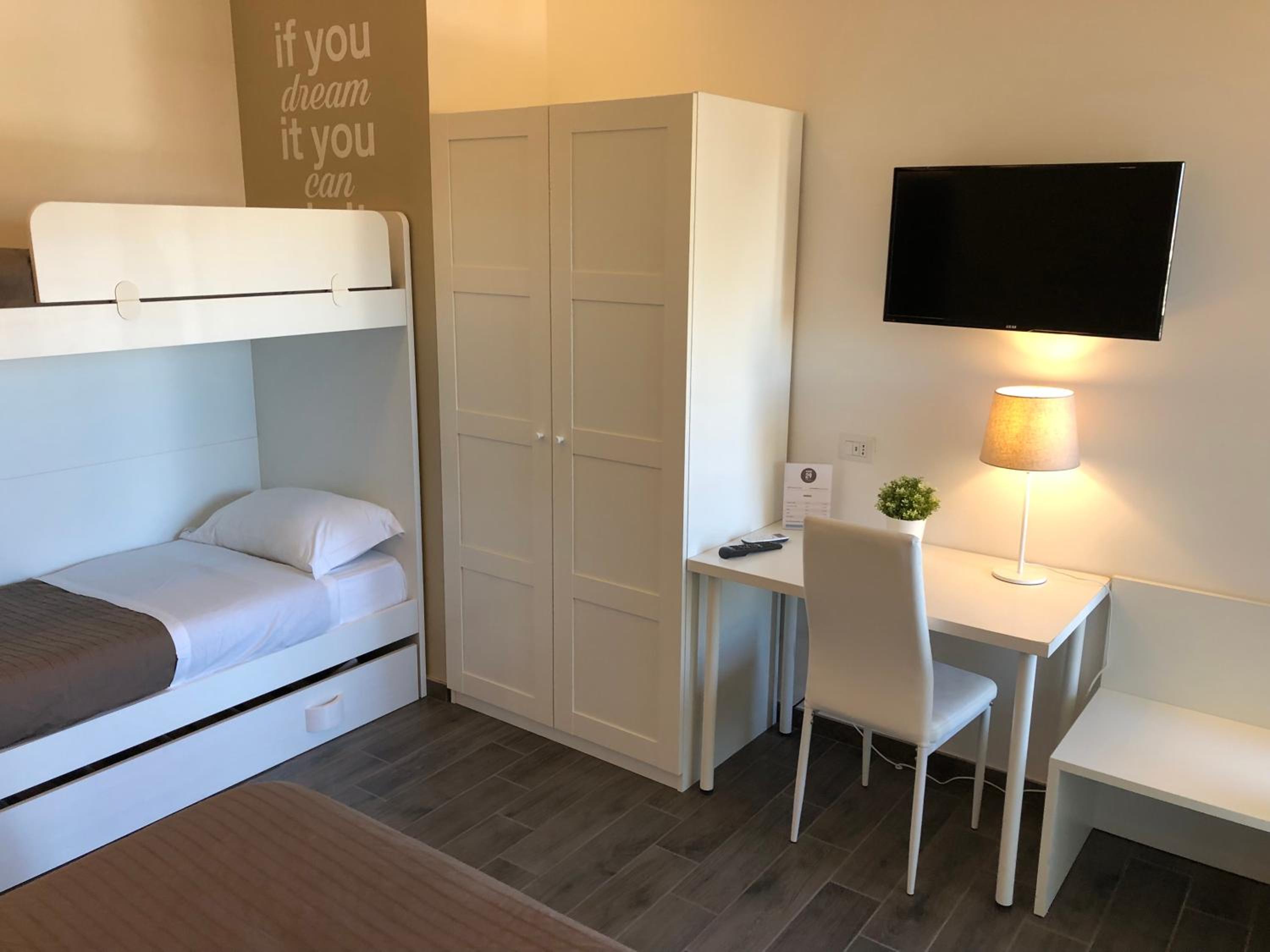 Deluxe Quadruple Room - Photo 5