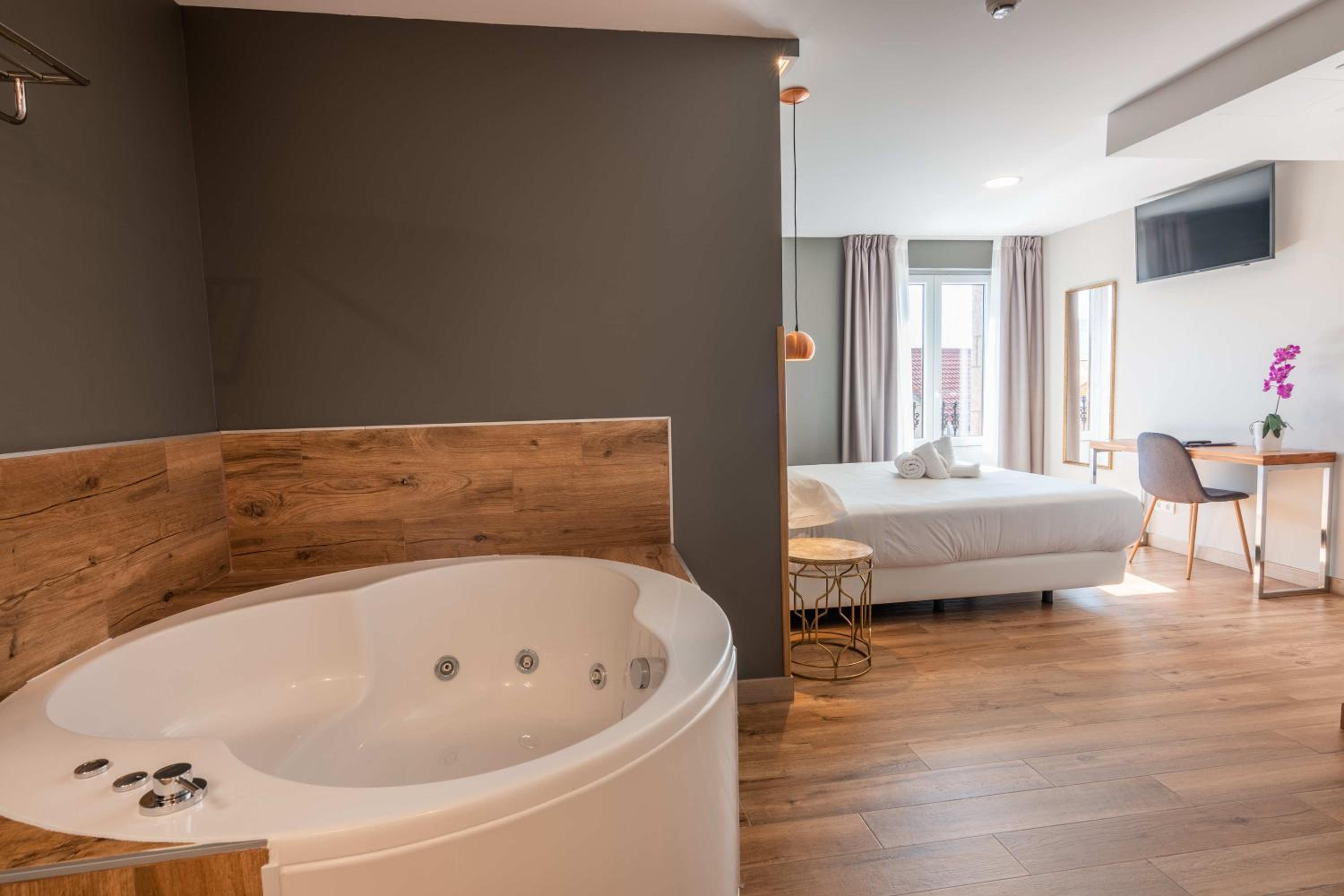Double Room with Hydromassage Bath photo 2