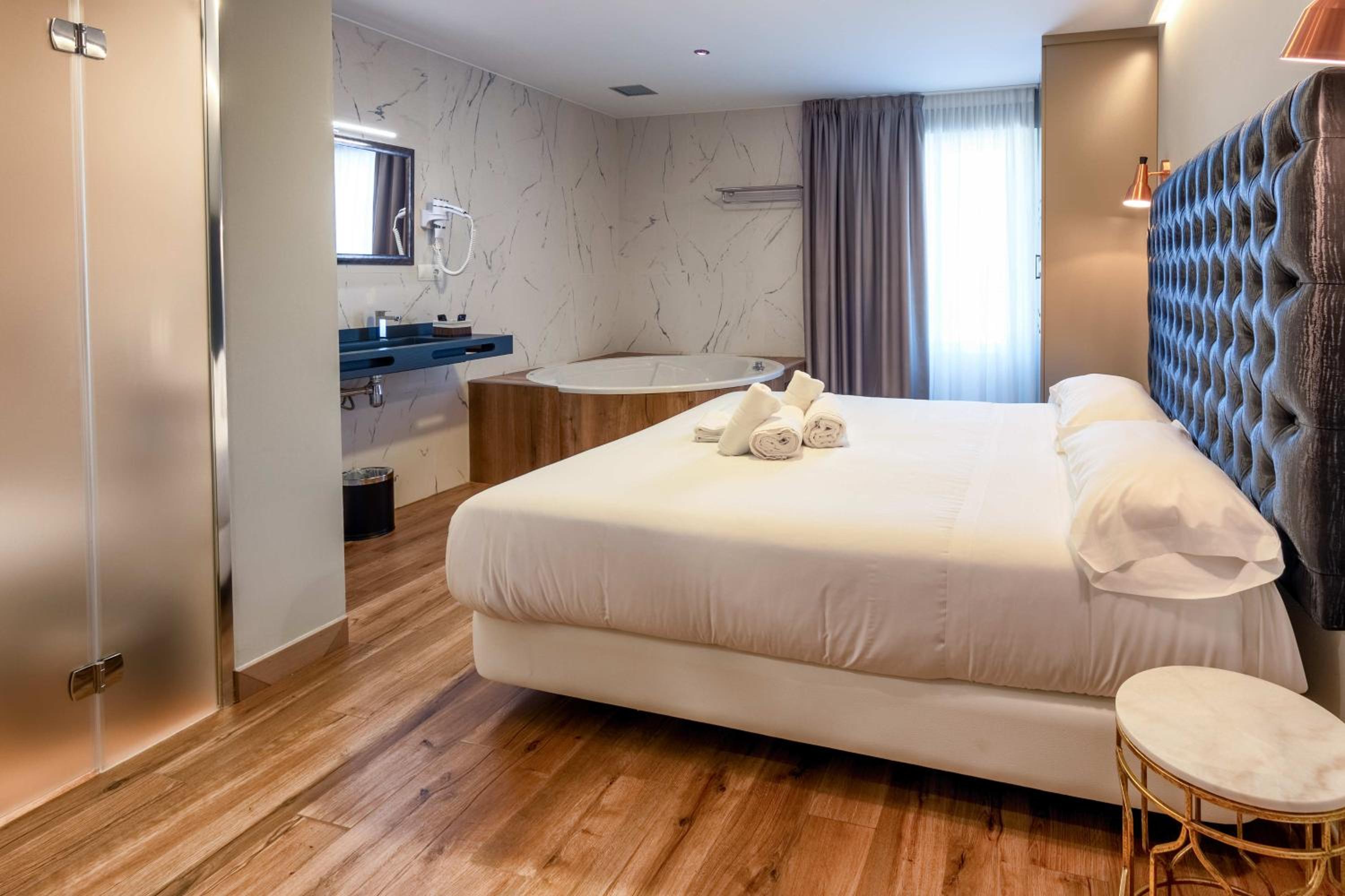 Double Room with Hydromassage Bath photo 3