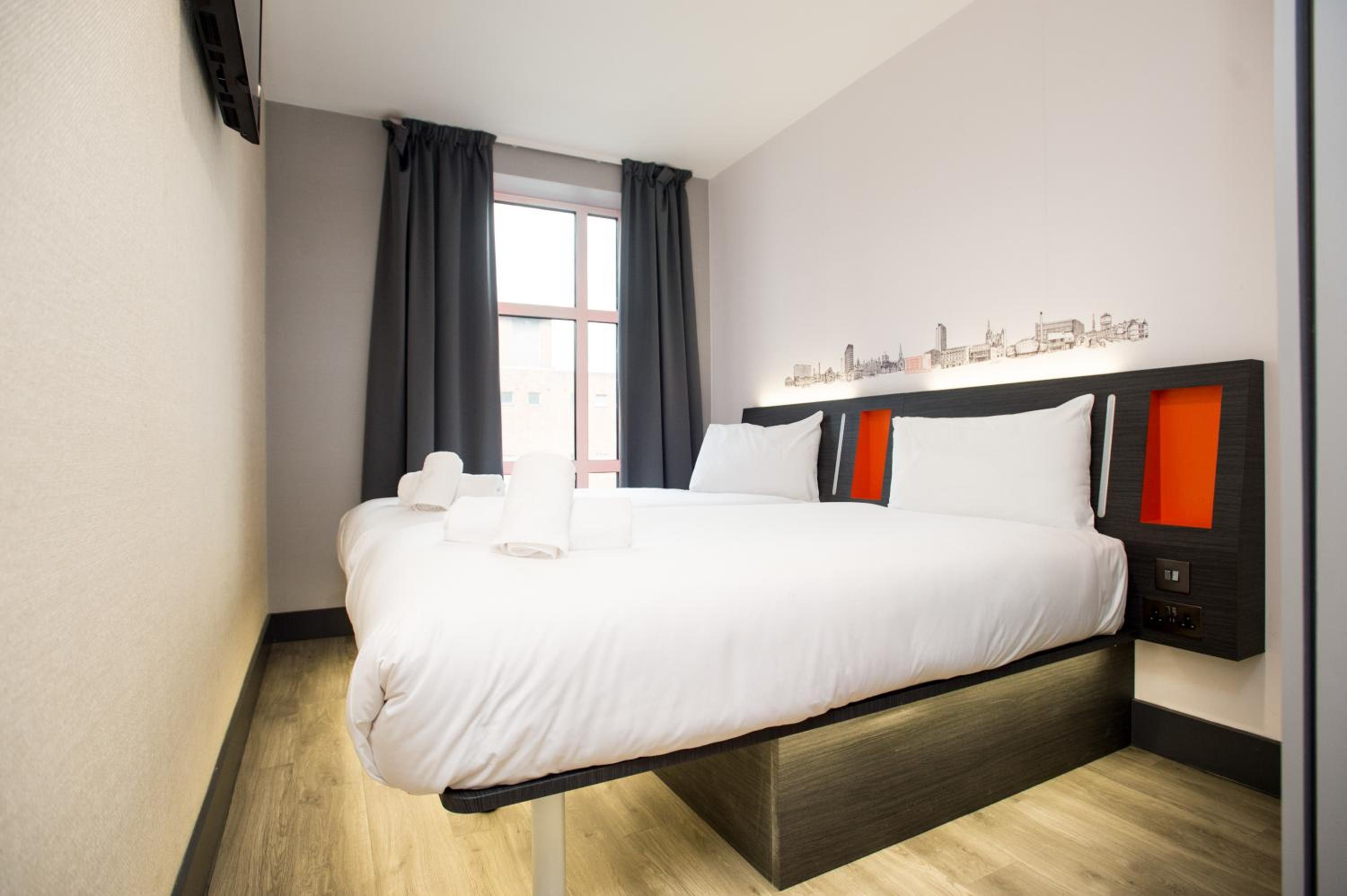 Double Room with Window - Photo 6