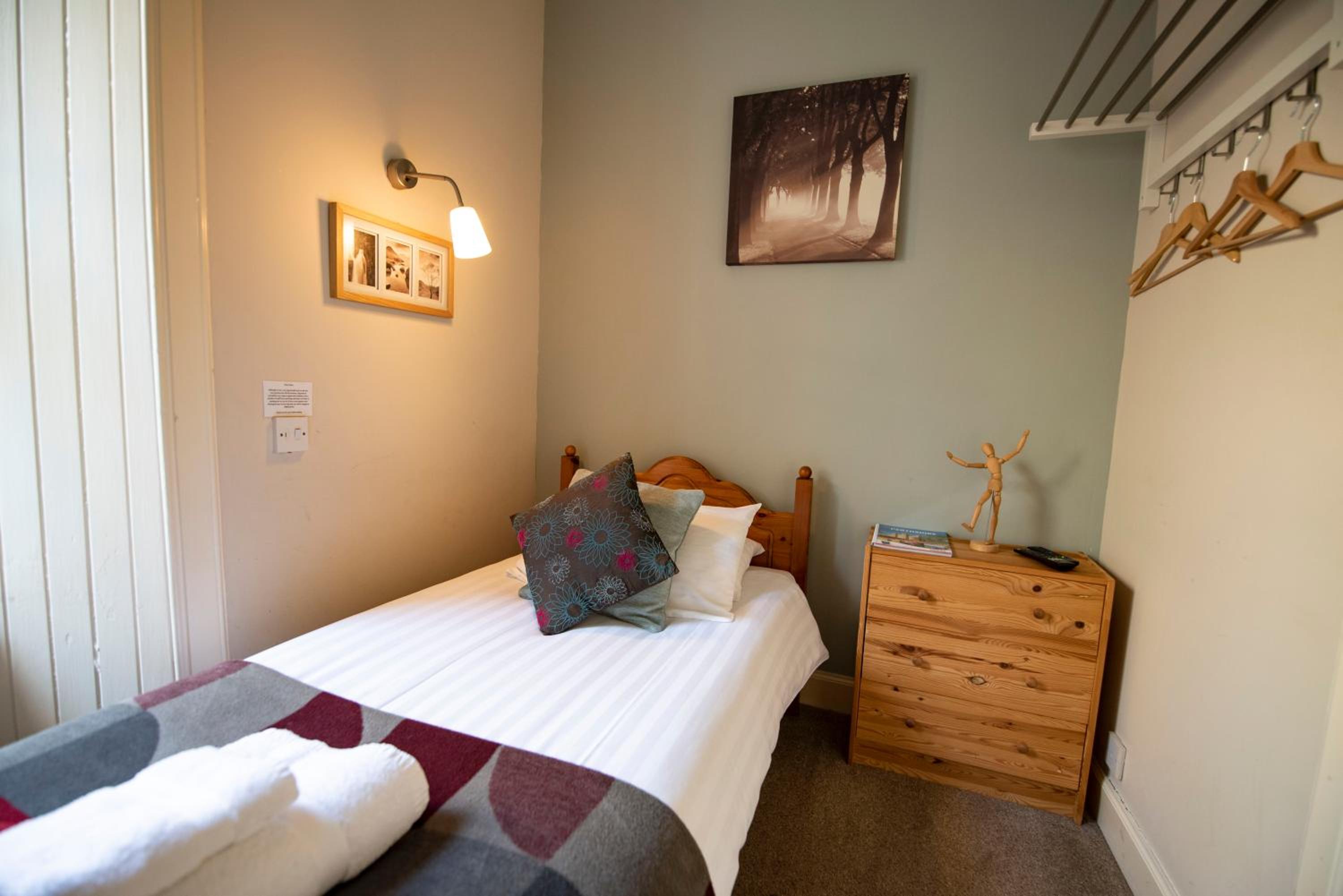 Single Room with Bathroom photo 2