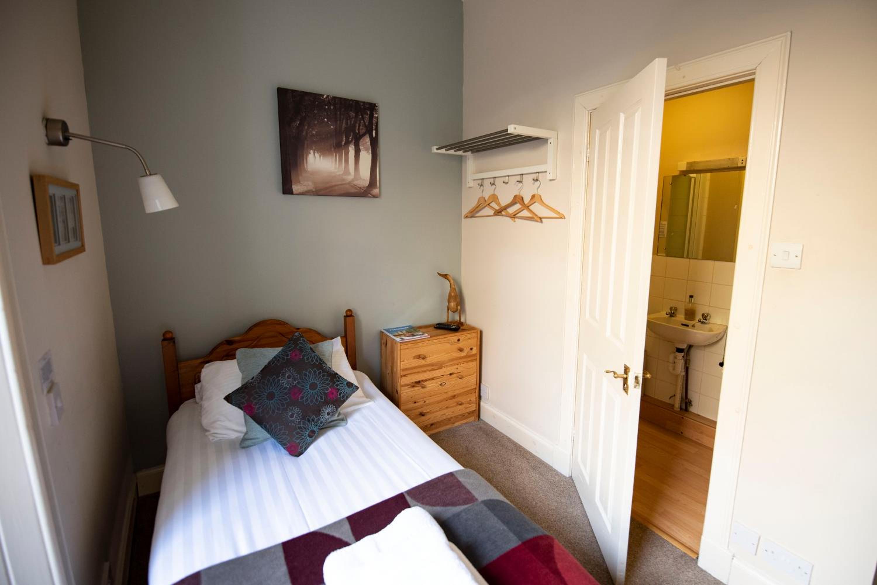 Single Room with Bathroom photo 3