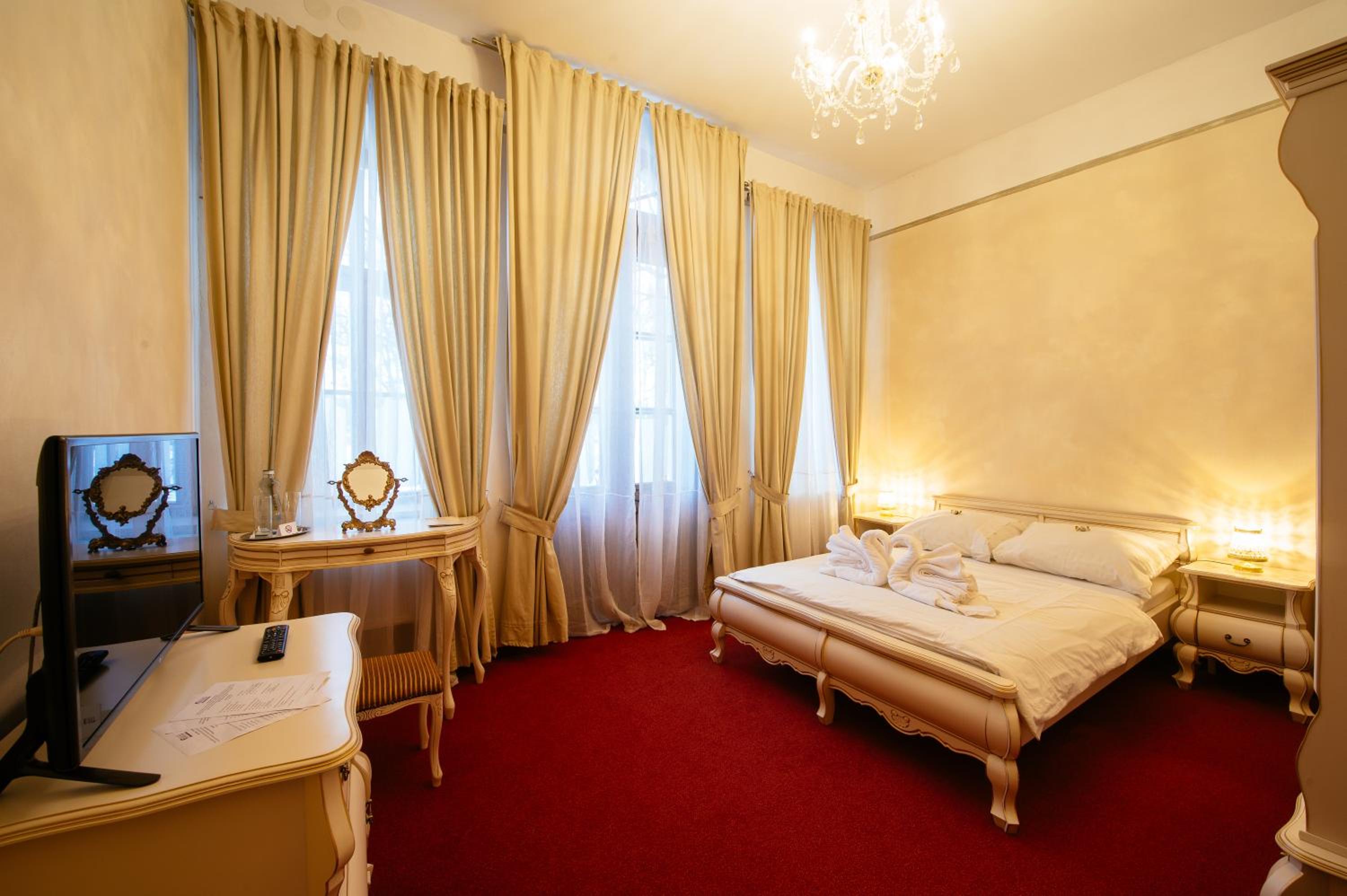 Deluxe Double Room with Balcony photo 2