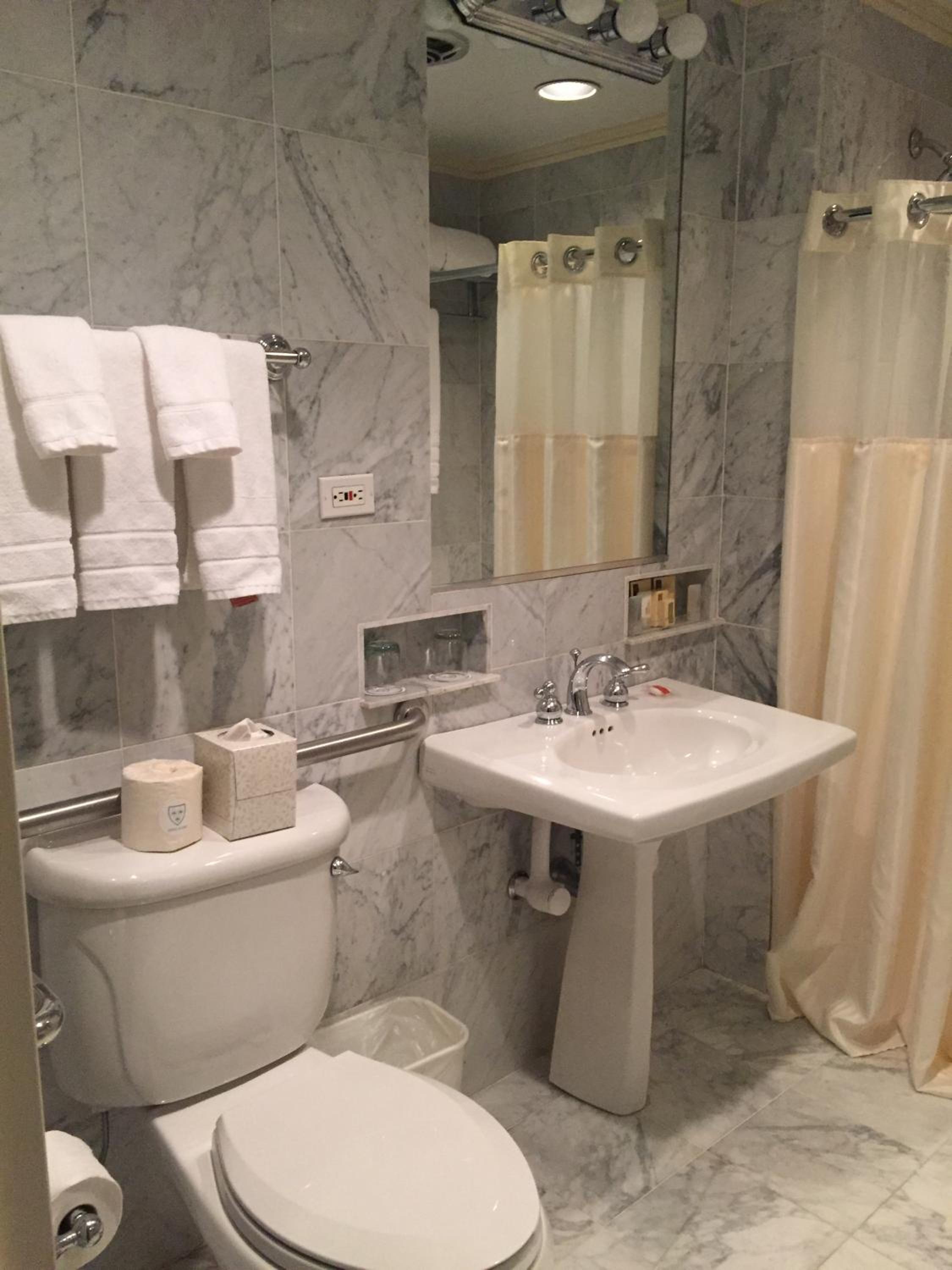 Queen Room - Disability Access photo 3