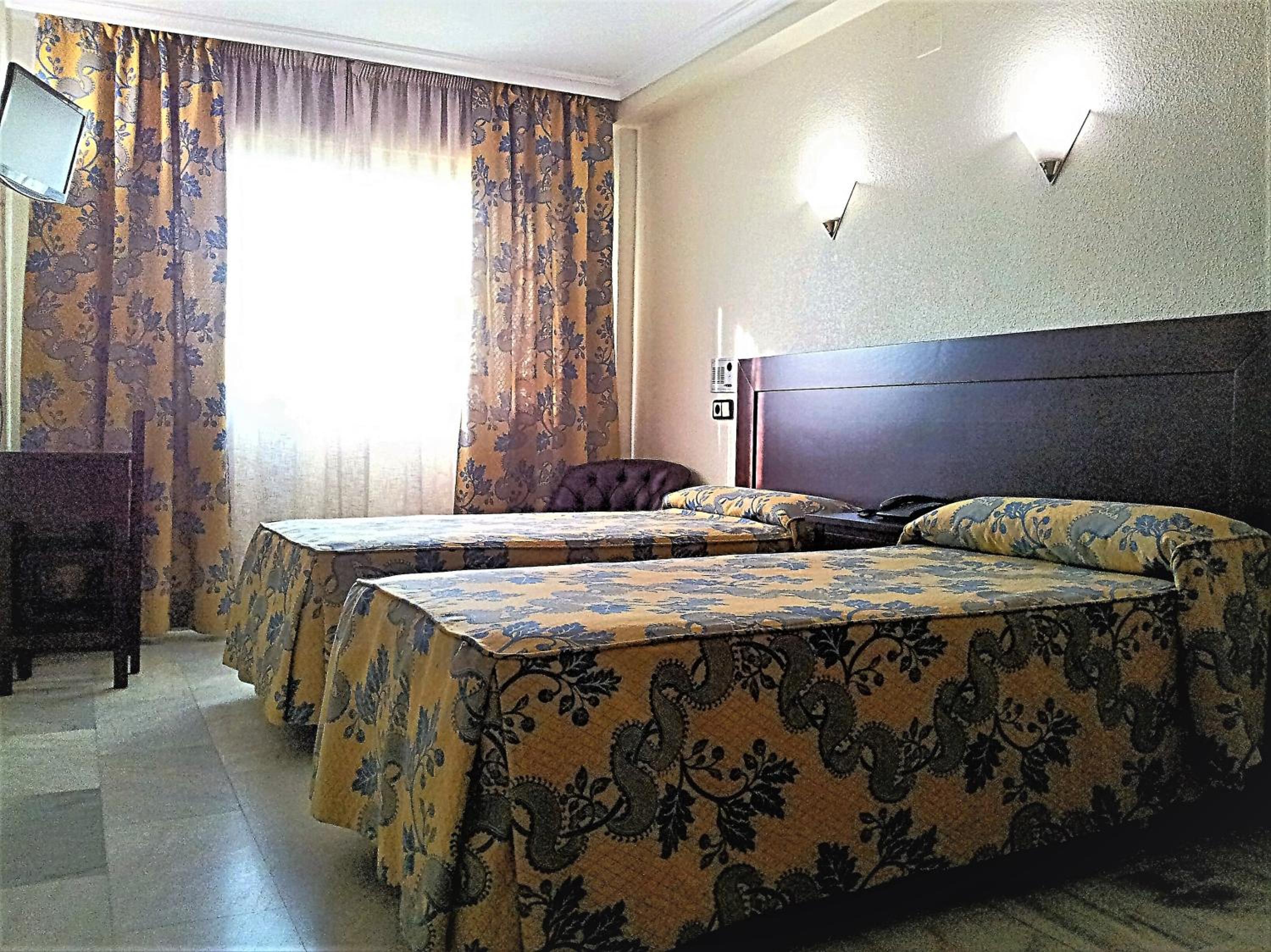 Double or Twin Room - Photo 9