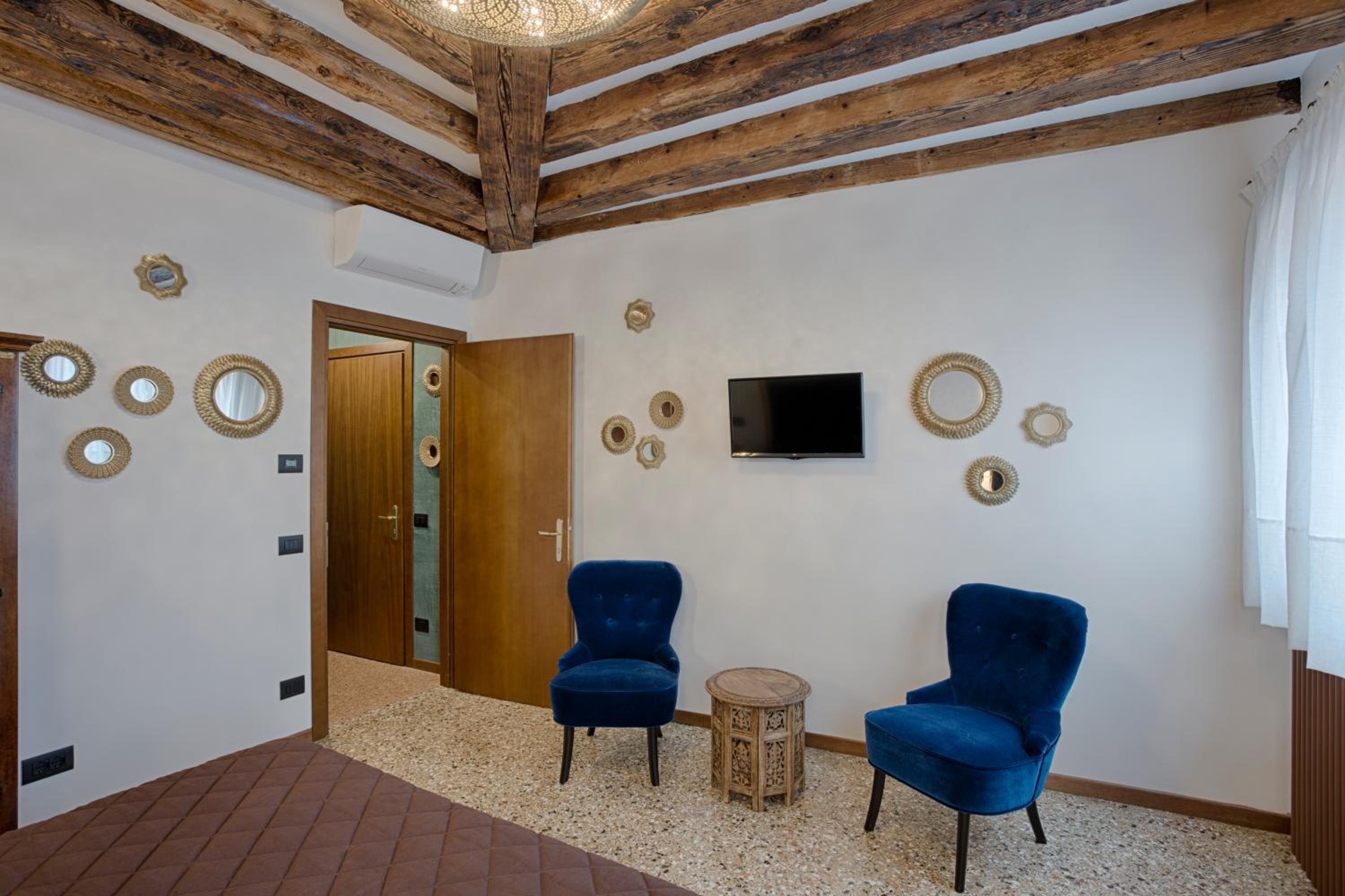 Standard Double Room with Shared Bathroom photo 1