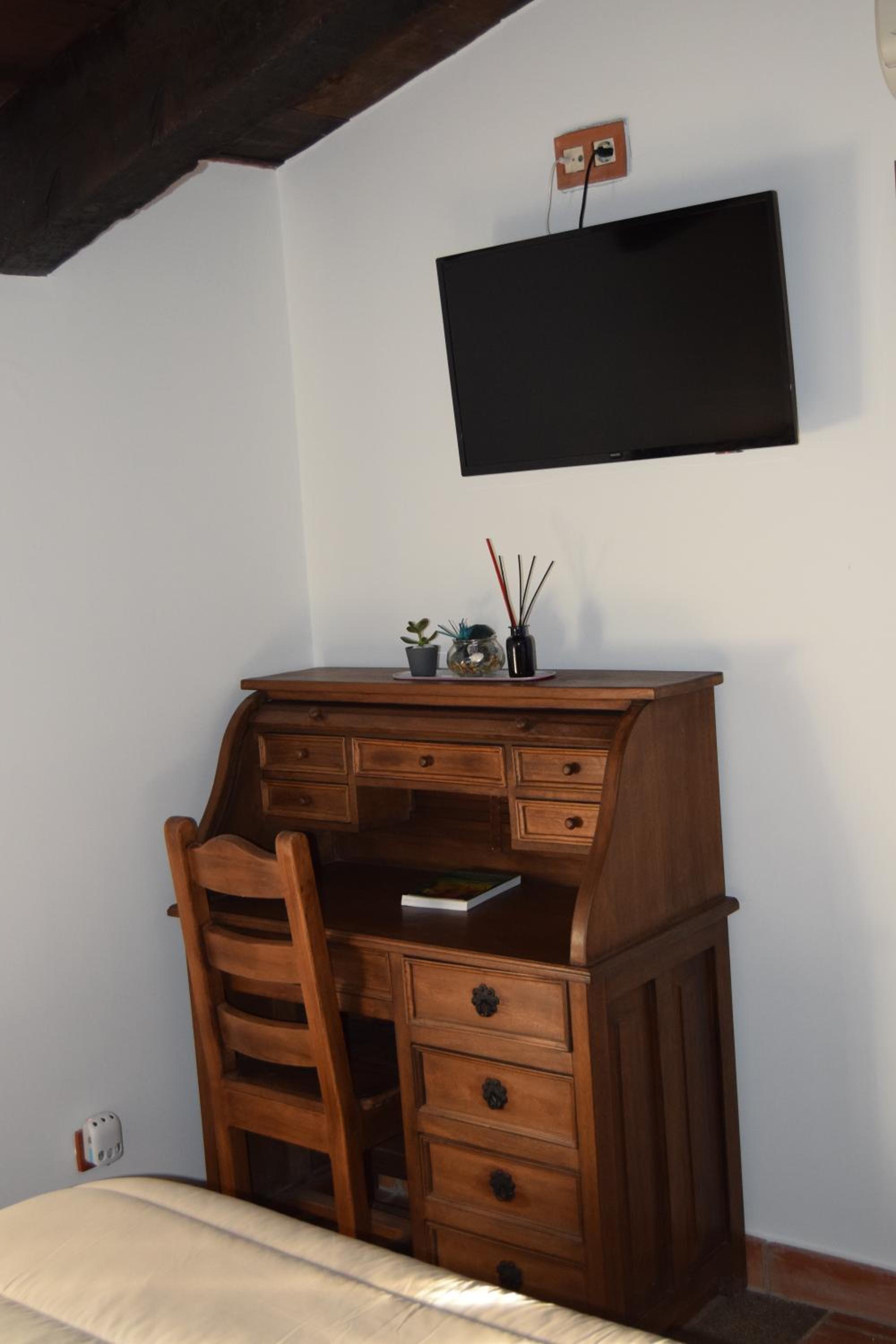 Large Double Room - Photo 3