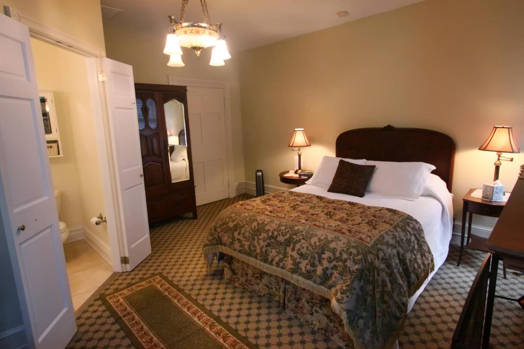  The Lawder (Standard / 2nd Floor Vandiver Mansion)