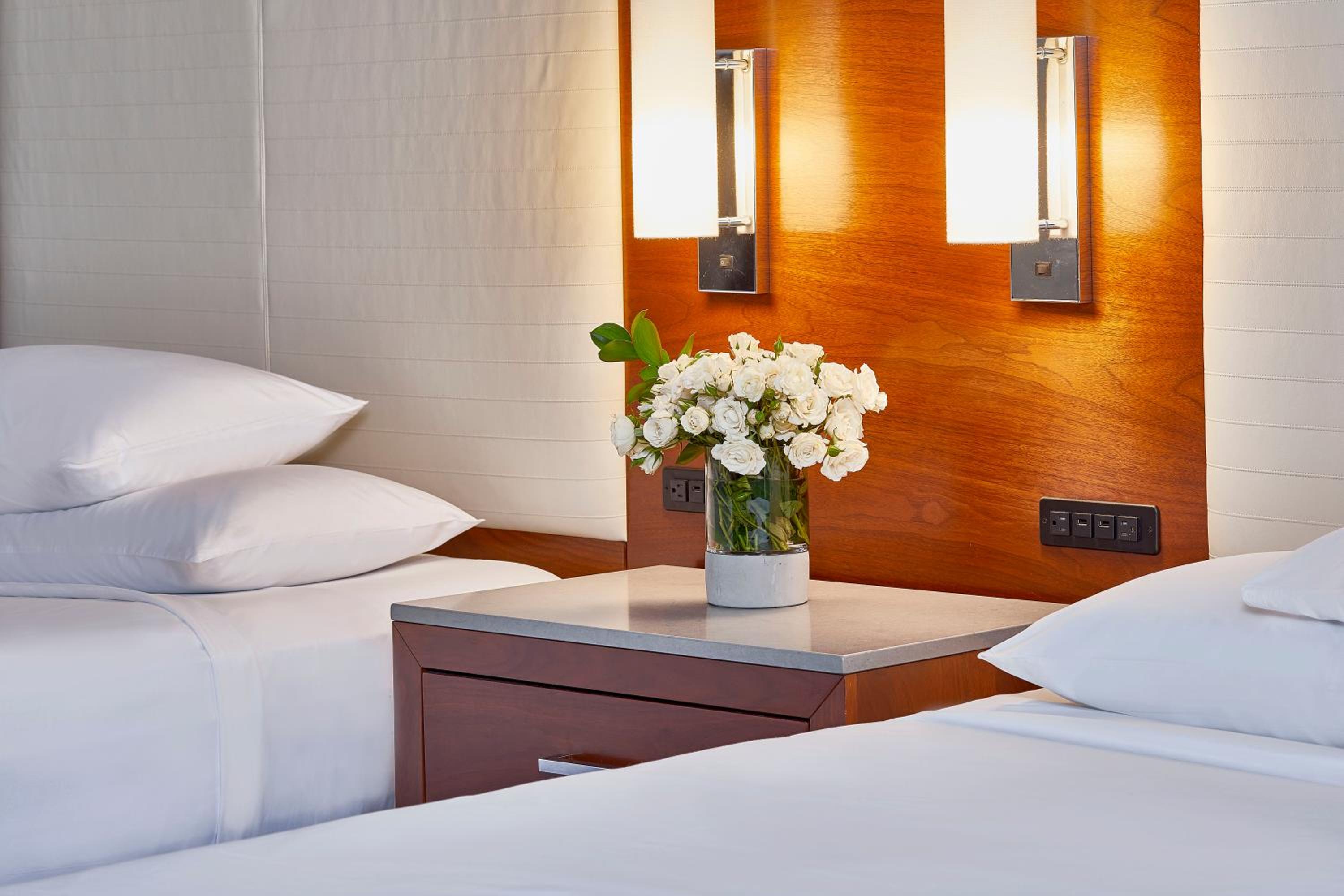 Double Room with Two Double Beds and Bath Tub - Mobility Accessible - Photo 3