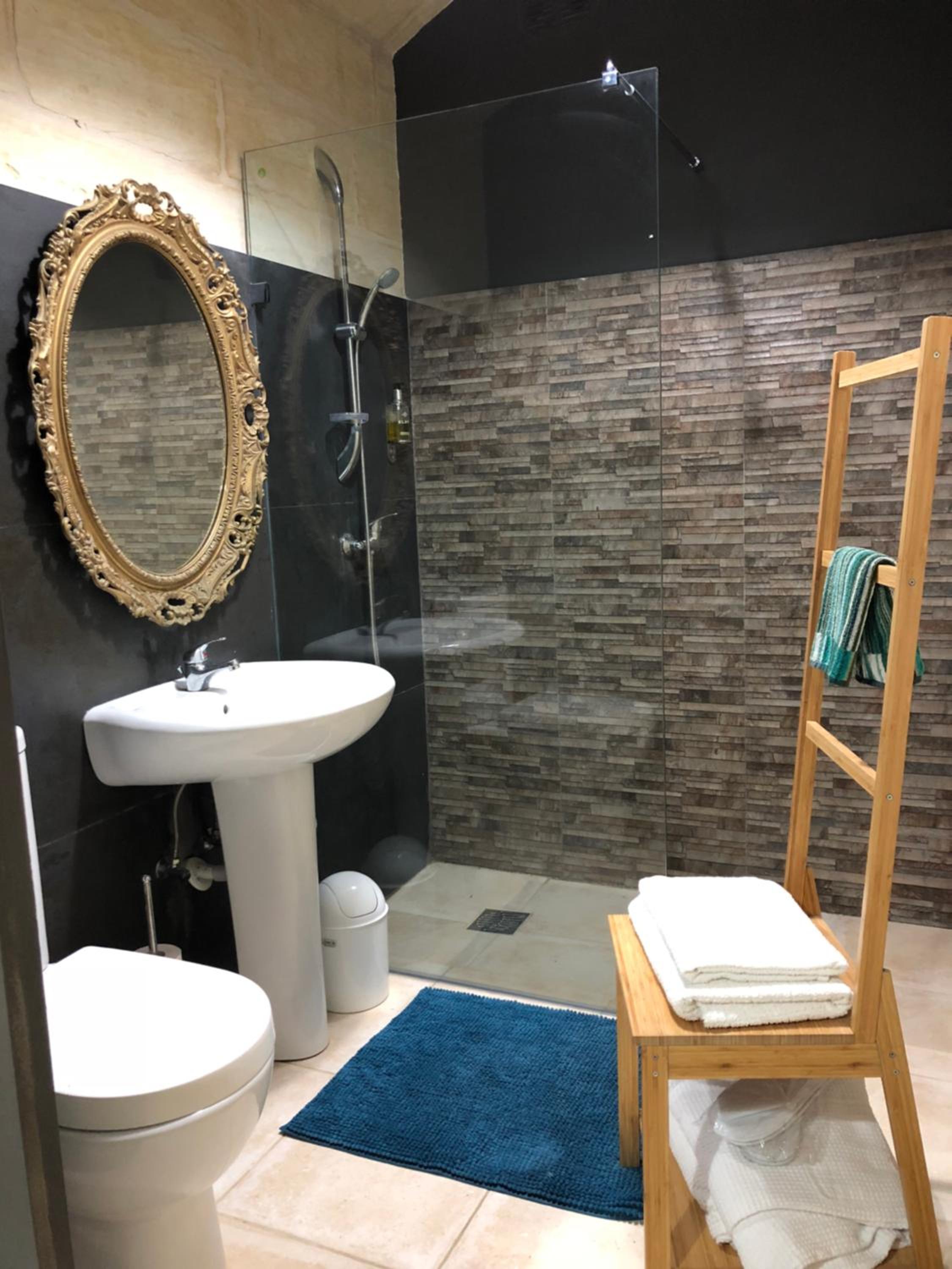 Deluxe Junior Suite - Photo 11