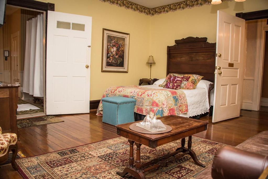 The O'Neill (Premium / 1st Floor, Vandiver Mansion) photo 3