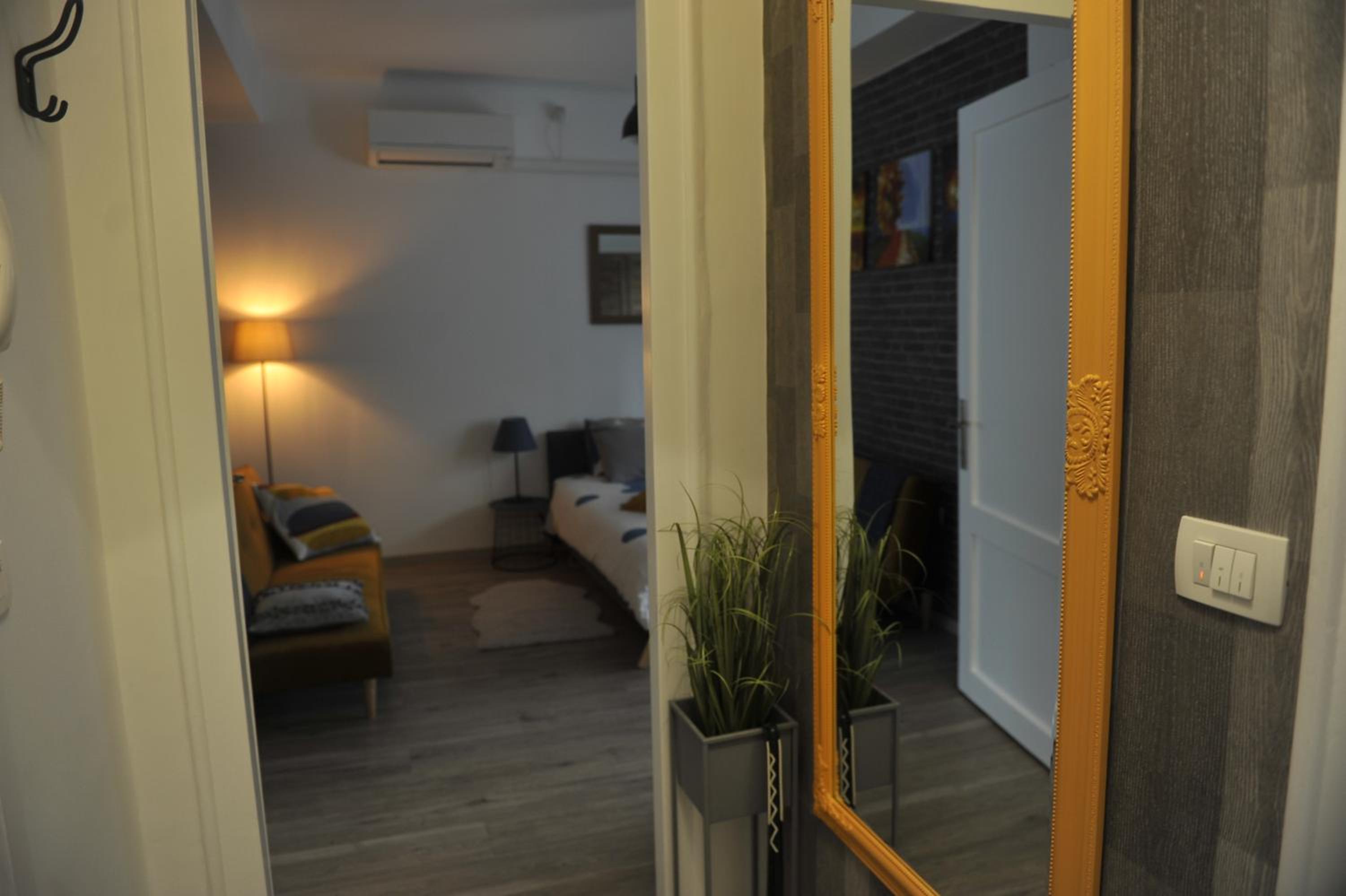 Studio Apartment - Photo 1