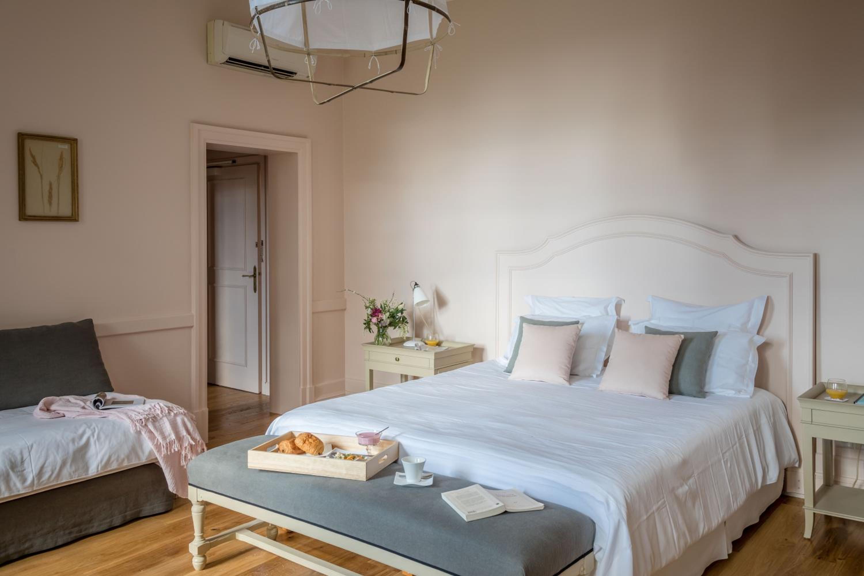 Deluxe Double Room with Bath photo 3