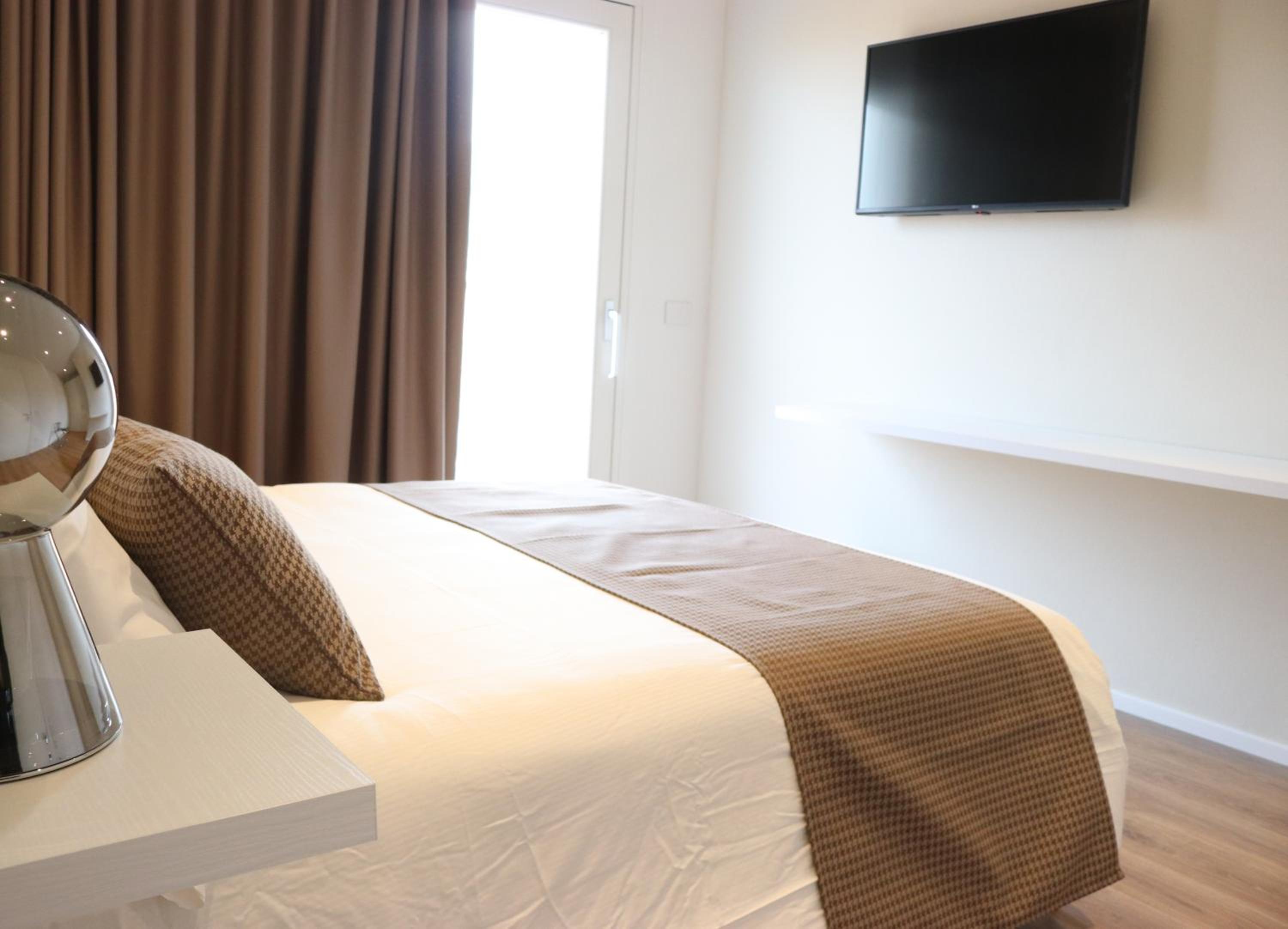 Deluxe Double Room with Private Bathroom