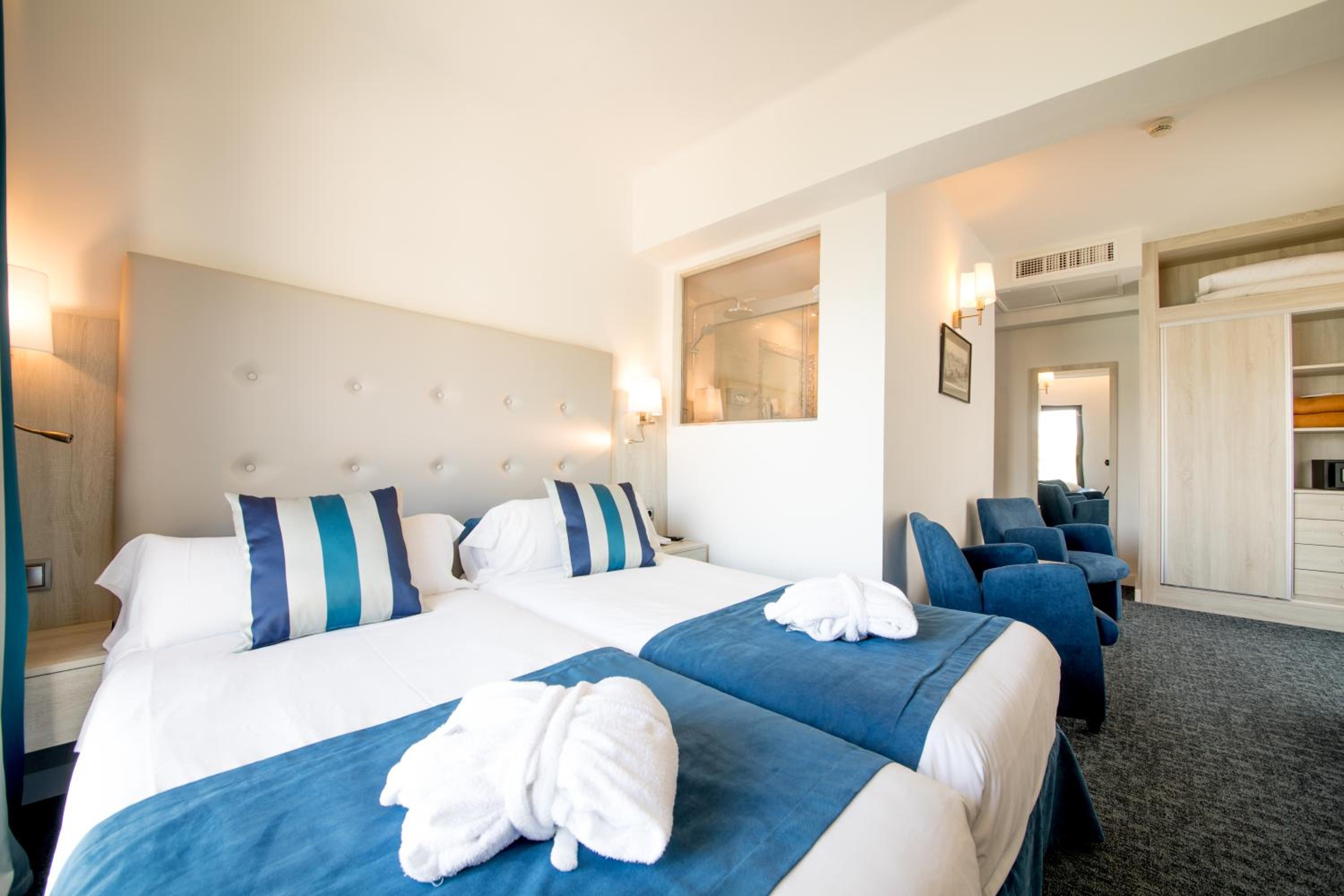 Superior Twin Room with balcony with frontal Sea View