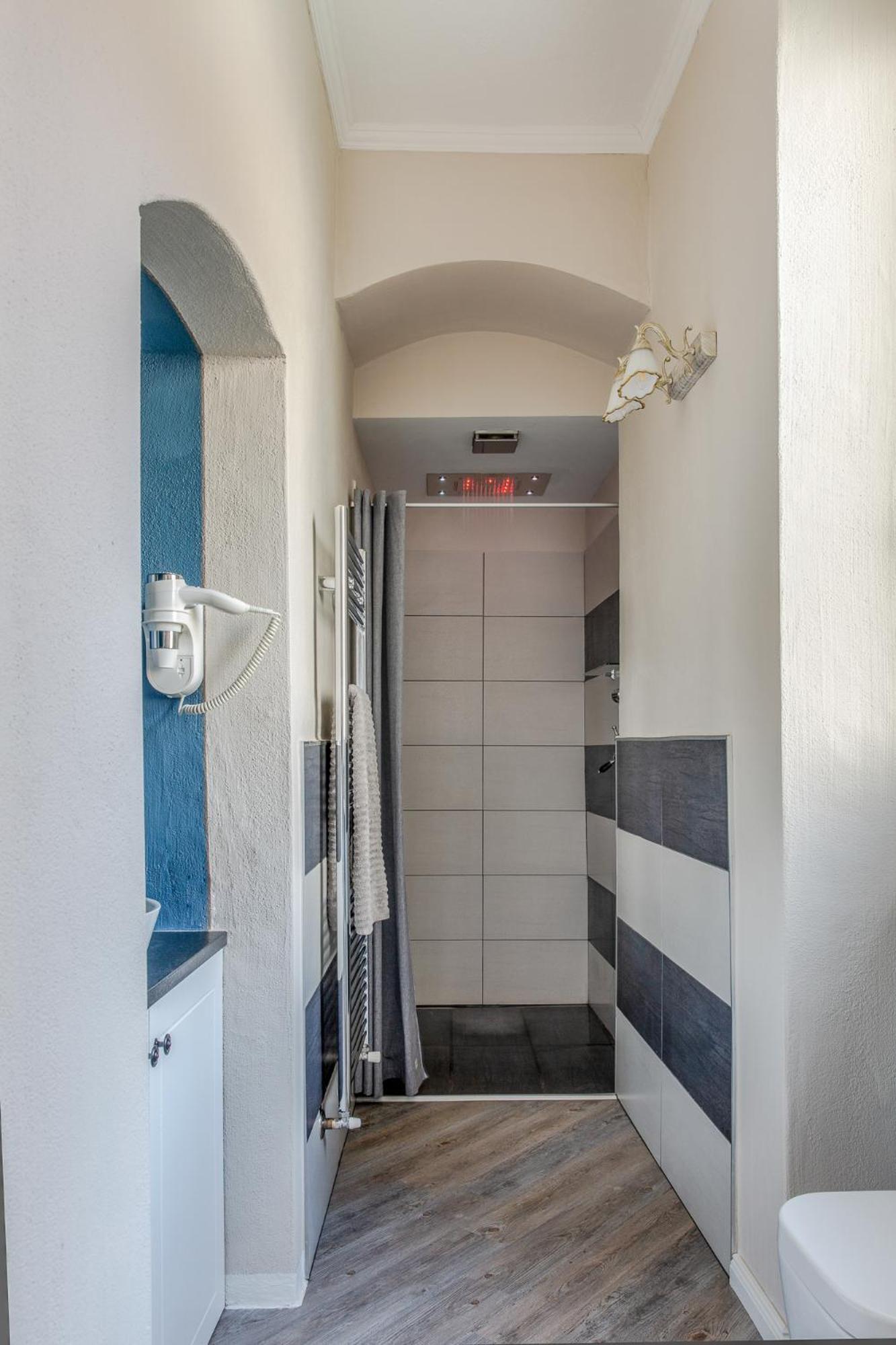 Deluxe Suite with Spa Bath photo 2