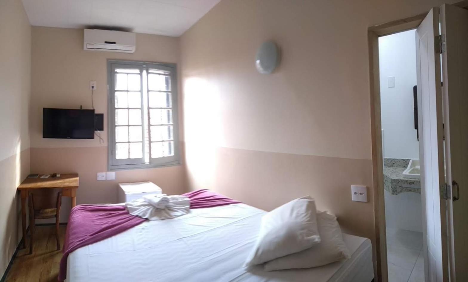 Queen Room photo 1