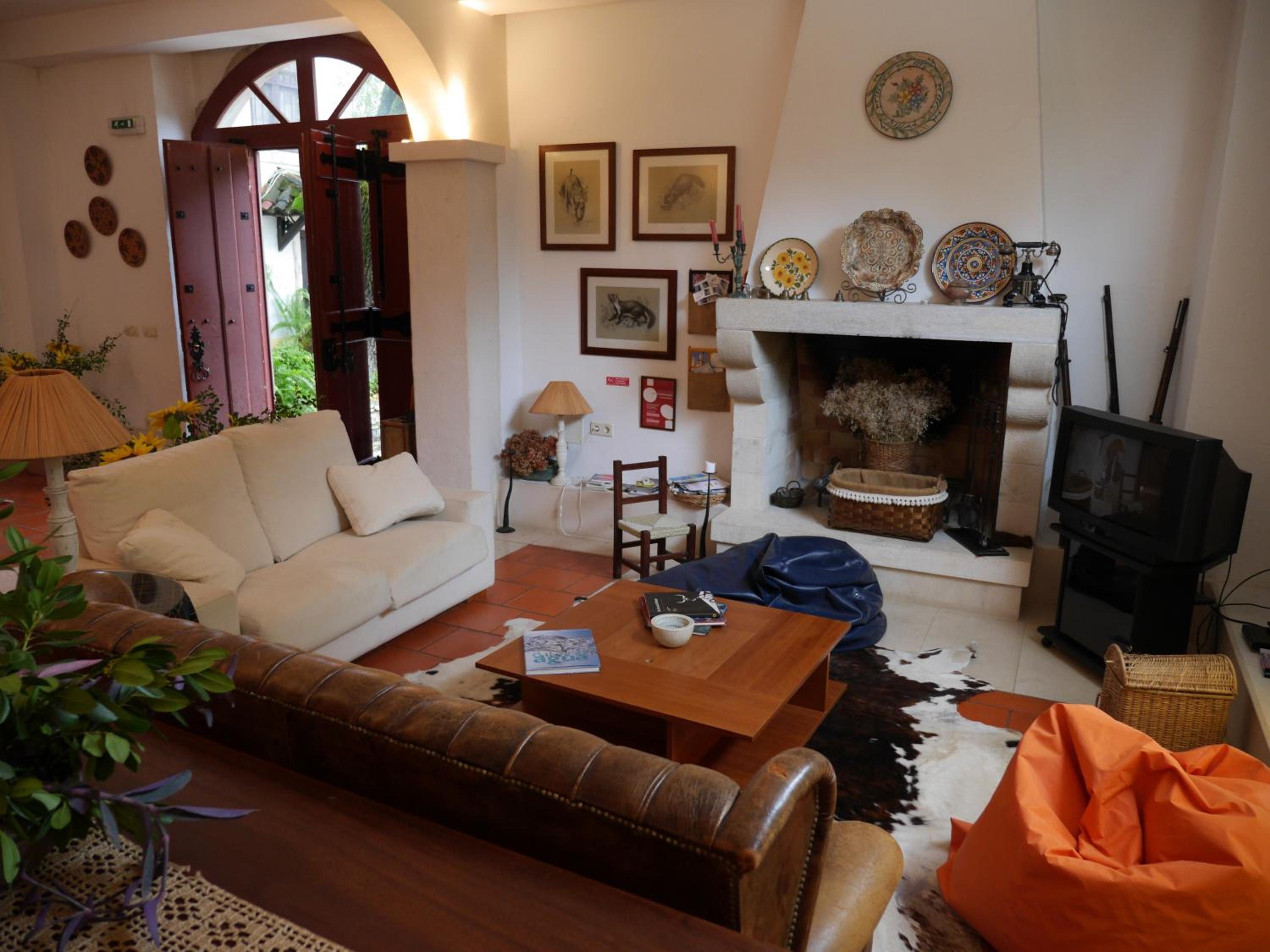 Five-Bedroom House photo 1